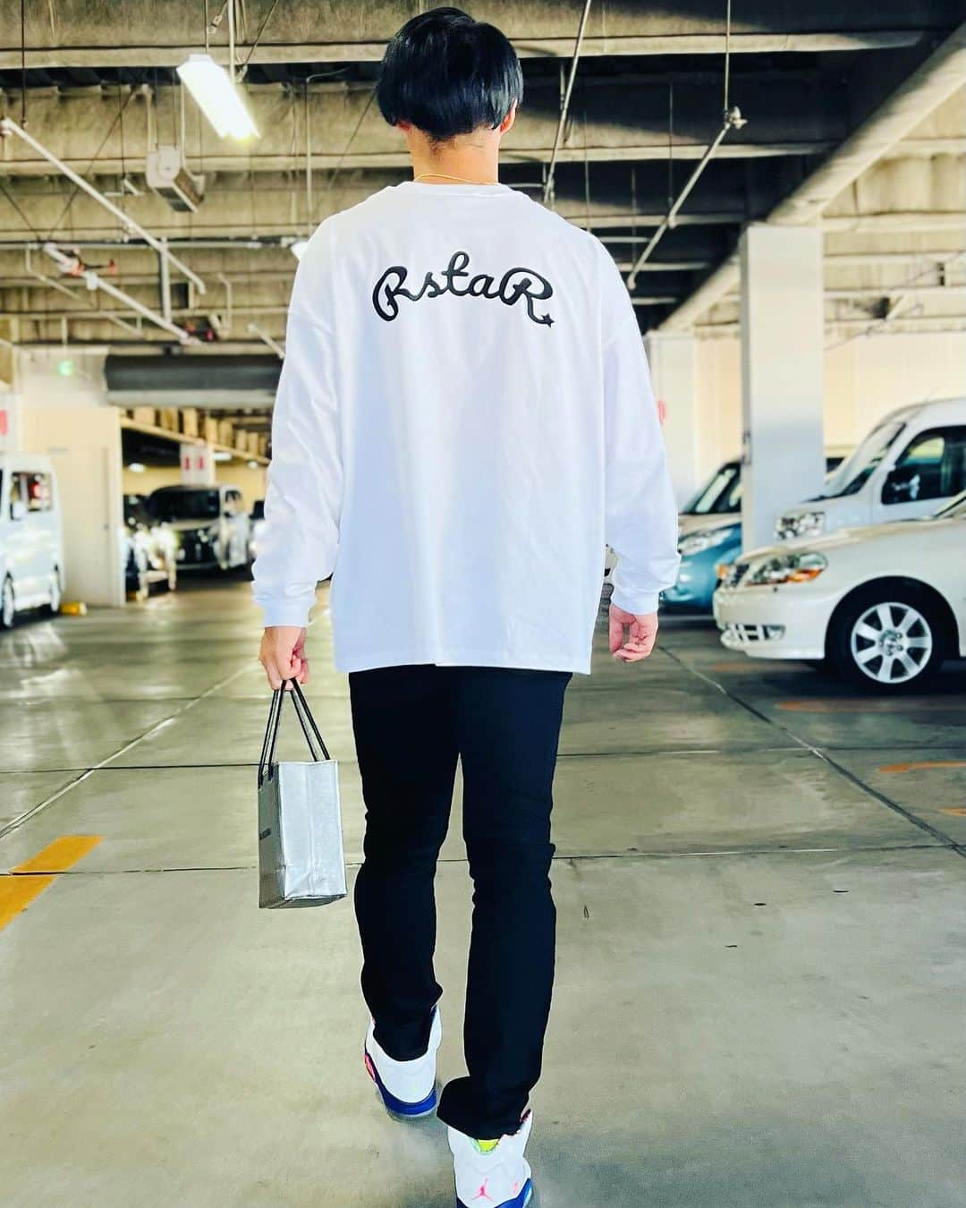 秋吉亮のインスタグラム：「RSTAR⭐️ Long sleeve T-shirt👕  オーバーサイズで着るといい感じ😝👍  みんなもオーバーサイズで着てね😍✌️  #rstar #ファッション #秋吉亮 #ブランド #ロンt #パーカー #トレーナー #冬服 #コーディネート #おしゃれ #おしゃれさんと繋がりたい」