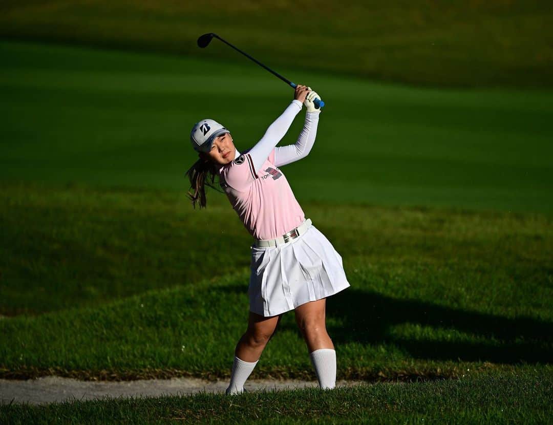 吉田有里さんのインスタグラム写真 - (吉田有里Instagram)「マスターズGCレディース⛳️ グリーンが傾斜もあって難しい上にとにかくスピードが速くてピンポジも難しくて苦戦してました🥹 修正しなければいけない所はたくさんありますが、パッティングのタッチとライン取りをいち早く秋仕様にできるようにまた明日から頑張ります👊 ・ 今週は最後の関西圏での試合でした！たくさんの声援をありがとうございました😊 ・ ・ #マスターズGC」10月22日 17時46分 - yuri_yoshida__