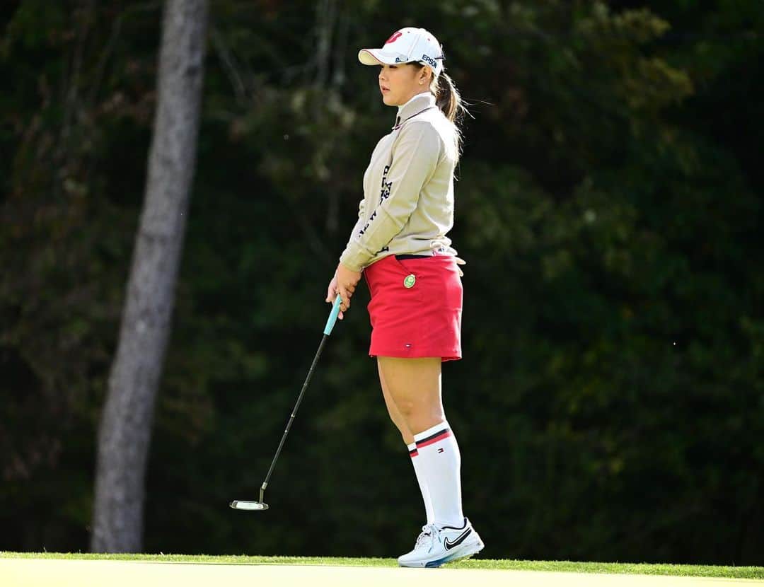 吉田有里さんのインスタグラム写真 - (吉田有里Instagram)「マスターズGCレディース⛳️ グリーンが傾斜もあって難しい上にとにかくスピードが速くてピンポジも難しくて苦戦してました🥹 修正しなければいけない所はたくさんありますが、パッティングのタッチとライン取りをいち早く秋仕様にできるようにまた明日から頑張ります👊 ・ 今週は最後の関西圏での試合でした！たくさんの声援をありがとうございました😊 ・ ・ #マスターズGC」10月22日 17時46分 - yuri_yoshida__