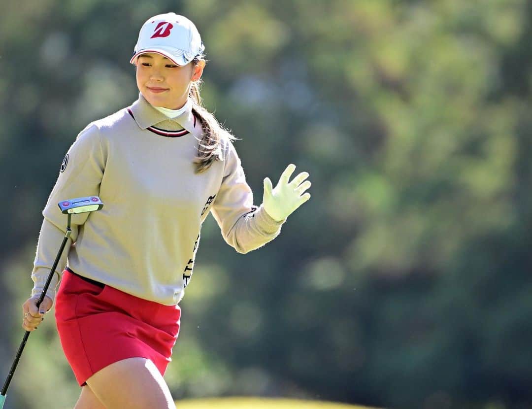 吉田有里さんのインスタグラム写真 - (吉田有里Instagram)「マスターズGCレディース⛳️ グリーンが傾斜もあって難しい上にとにかくスピードが速くてピンポジも難しくて苦戦してました🥹 修正しなければいけない所はたくさんありますが、パッティングのタッチとライン取りをいち早く秋仕様にできるようにまた明日から頑張ります👊 ・ 今週は最後の関西圏での試合でした！たくさんの声援をありがとうございました😊 ・ ・ #マスターズGC」10月22日 17時46分 - yuri_yoshida__