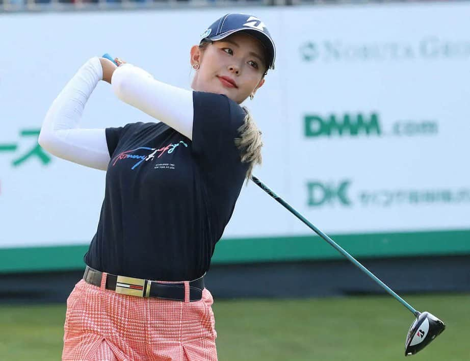 吉田有里のインスタグラム：「マスターズGCレディース⛳️ グリーンが傾斜もあって難しい上にとにかくスピードが速くてピンポジも難しくて苦戦してました🥹 修正しなければいけない所はたくさんありますが、パッティングのタッチとライン取りをいち早く秋仕様にできるようにまた明日から頑張ります👊 ・ 今週は最後の関西圏での試合でした！たくさんの声援をありがとうございました😊 ・ ・ #マスターズGC」