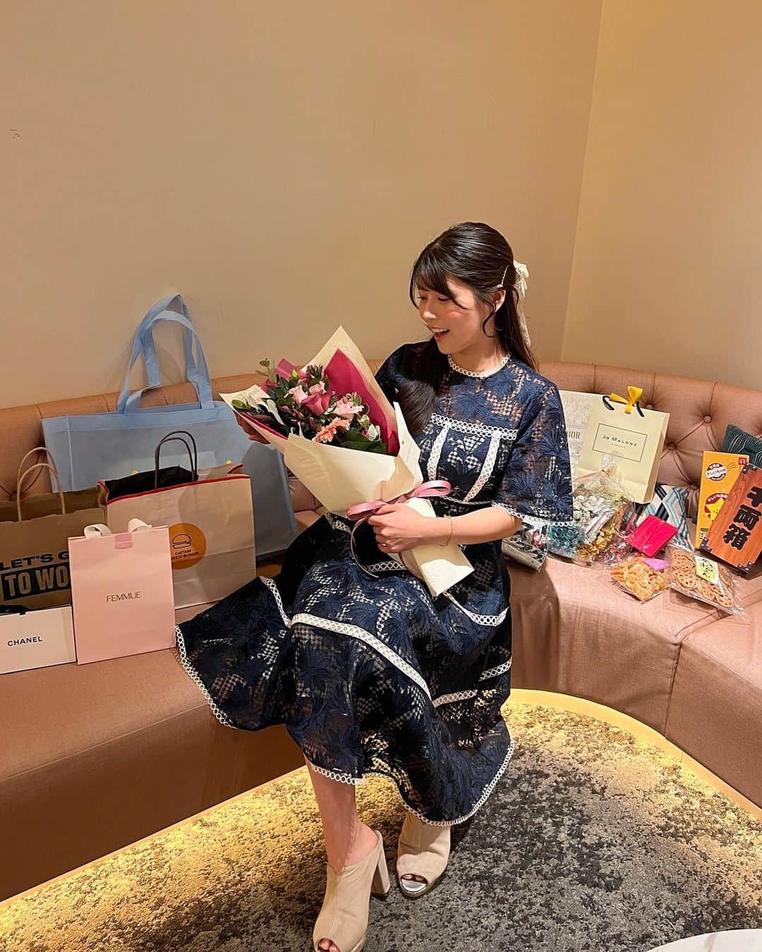 ちとせよしのさんのインスタグラム写真 - (ちとせよしのInstagram)「本日はファンクラブ限定、芸能5周年記念オフ会でした🎉  みんなと私の記念日を一緒にお祝いできて幸せだったよ~☺︎︎ 直接感謝の気持ちを伝えられてよかった☺️💕  今日もみんなのにこにこ笑顔に癒されたなぁ(ᐡ⸝⸝- -⸝⸝ᐡ) いつも素敵な空間を作ってくれてありがとう🫶🏻  くじ大会やったり、喉枯れてたけどカラオケも頑張りました！笑 私とみんなも仲良しだし、ファンの方同士の交流も見ててほっこりしました(*´―`*) あ~楽しかった~~！！😆✨️  一目惚れして思い切って買ったドレスワンピも好評で嬉しかったです👗♡  #ちとせよしの #ファンクラブイベント #お呼ばれコーデ #tedbaker」10月22日 17時46分 - chitose_yoshino