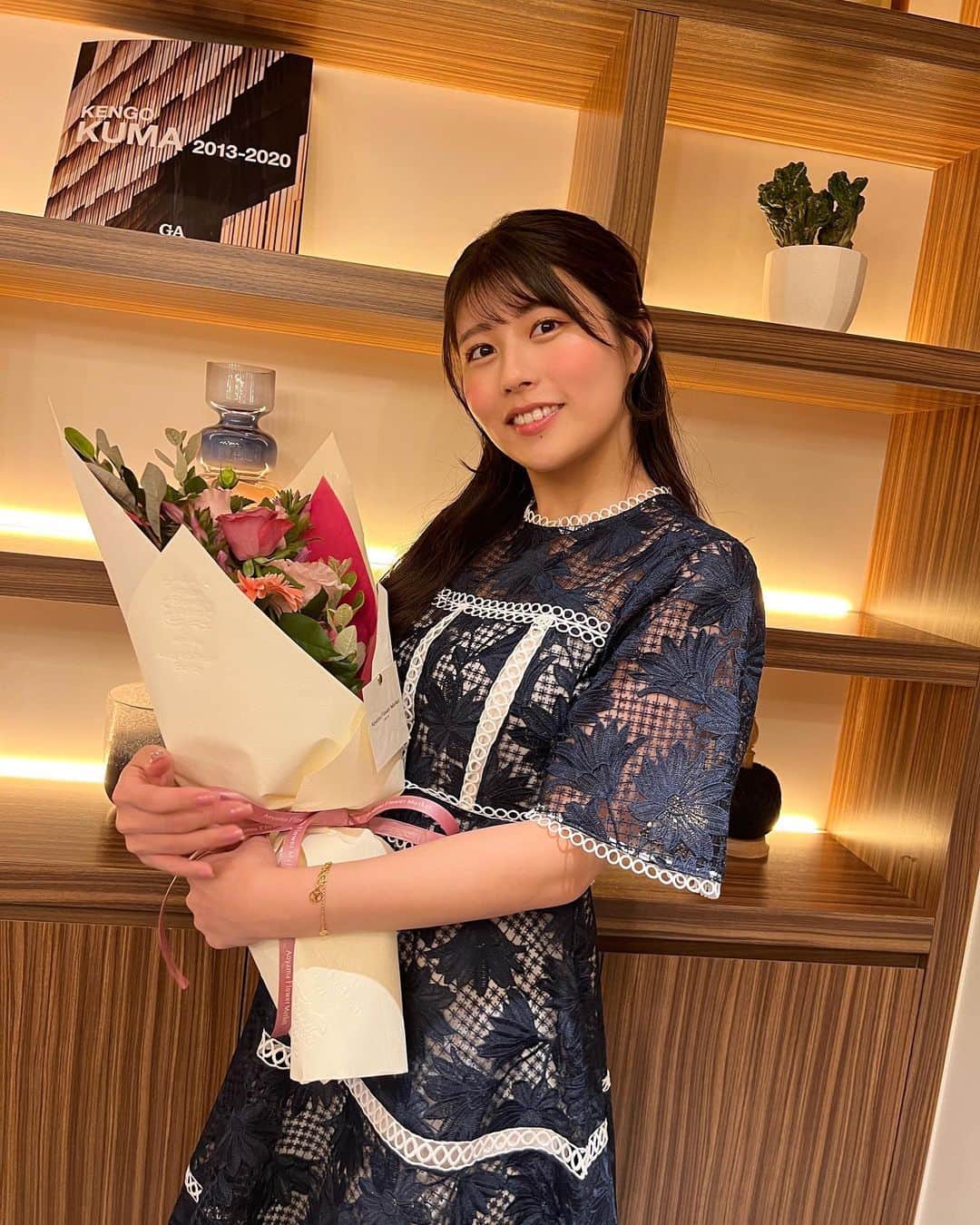 ちとせよしのさんのインスタグラム写真 - (ちとせよしのInstagram)「本日はファンクラブ限定、芸能5周年記念オフ会でした🎉  みんなと私の記念日を一緒にお祝いできて幸せだったよ~☺︎︎ 直接感謝の気持ちを伝えられてよかった☺️💕  今日もみんなのにこにこ笑顔に癒されたなぁ(ᐡ⸝⸝- -⸝⸝ᐡ) いつも素敵な空間を作ってくれてありがとう🫶🏻  くじ大会やったり、喉枯れてたけどカラオケも頑張りました！笑 私とみんなも仲良しだし、ファンの方同士の交流も見ててほっこりしました(*´―`*) あ~楽しかった~~！！😆✨️  一目惚れして思い切って買ったドレスワンピも好評で嬉しかったです👗♡  #ちとせよしの #ファンクラブイベント #お呼ばれコーデ #tedbaker」10月22日 17時46分 - chitose_yoshino