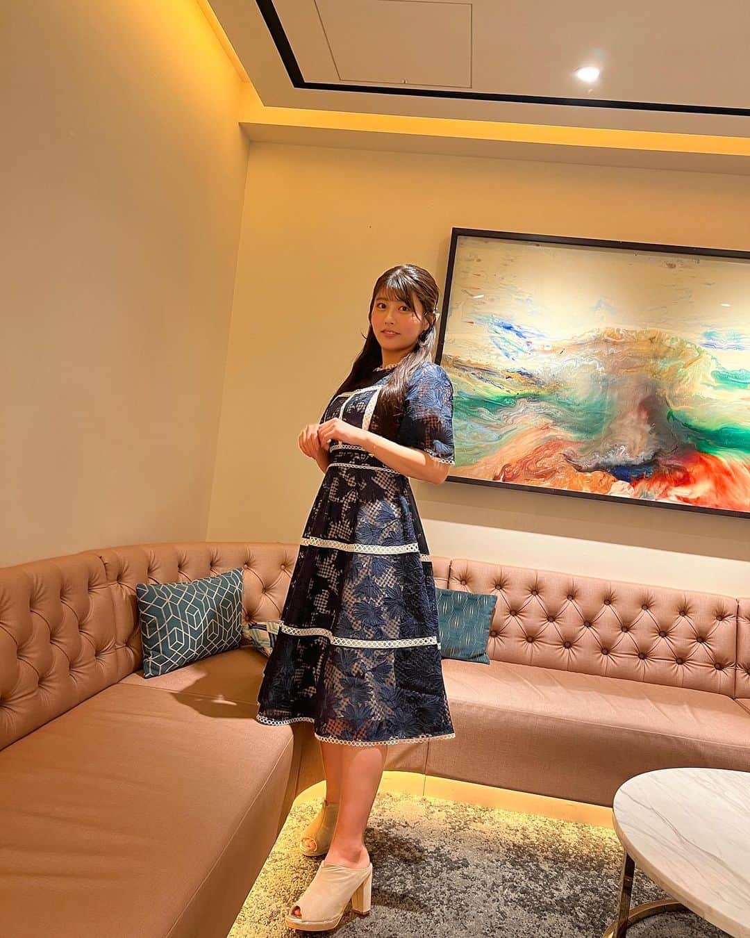 ちとせよしのさんのインスタグラム写真 - (ちとせよしのInstagram)「本日はファンクラブ限定、芸能5周年記念オフ会でした🎉  みんなと私の記念日を一緒にお祝いできて幸せだったよ~☺︎︎ 直接感謝の気持ちを伝えられてよかった☺️💕  今日もみんなのにこにこ笑顔に癒されたなぁ(ᐡ⸝⸝- -⸝⸝ᐡ) いつも素敵な空間を作ってくれてありがとう🫶🏻  くじ大会やったり、喉枯れてたけどカラオケも頑張りました！笑 私とみんなも仲良しだし、ファンの方同士の交流も見ててほっこりしました(*´―`*) あ~楽しかった~~！！😆✨️  一目惚れして思い切って買ったドレスワンピも好評で嬉しかったです👗♡  #ちとせよしの #ファンクラブイベント #お呼ばれコーデ #tedbaker」10月22日 17時46分 - chitose_yoshino