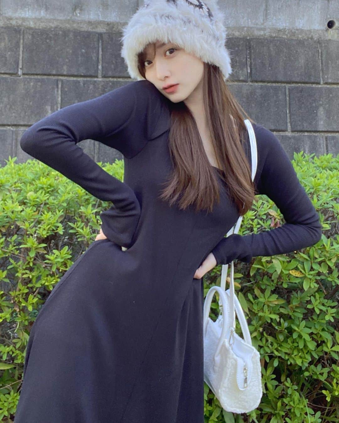 renさんのインスタグラム写真 - (renInstagram)「・ ・  #れんの服⛄️🧤🎧  ワンピはいただきもの♡ デコルテ綺麗に見えるスクエアカットで しかもカップついてて楽ちんすぎ🥹🤍🤍 @mielcrishunant  #PR #MIEL  #MIEL_PR  ・ ・」10月22日 17時52分 - _reeen_