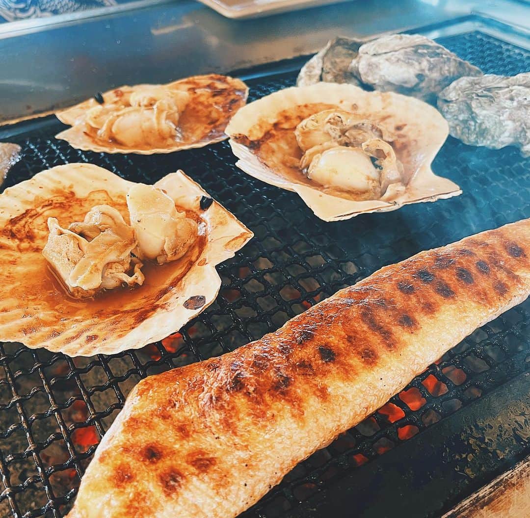 伊藤沙菜さんのインスタグラム写真 - (伊藤沙菜Instagram)「・ FMノースウェーブ『Attractive Hokkaido』で釧路空港周辺エリアから「釧路市」にスポットをあてて、おすすめ情報をお届けしました✈️✨ @northwave825  喰処 鮭番屋が好きすぎて釧路に行った際は必ず行きます🫡🔥✨  朝の7:30から目の前で美味しい海鮮を炉端焼きでいただけるのはもう絶品すぎて絶品すぎてシャケ番屋でいただく為に釧路に行きたいくらい🤤✨笑う  サーモンのハラスが美味しすぎるのでこちらは是非食べていただきたいです🥹✨  お土産にもマストです🥹✨ 発送できるのもありがたいです🥹✨  釧路に行った際は是非お立ち寄りください🙇🏻‍♀️🙇🏻‍♀️✨  阿部さんありがとうございました🙇🏻‍♀️🙇🏻‍♀️✨  📻FM NORTH WAVE 毎週水曜日 16:30~17:00 📻BAY FM 毎週土曜日 21:30~22:00  #fmnorthwave #bayfm #hokkaidolove #北海道旅行 #釧路空港 #釧路市 #釧路朝食 #釧路ランチ #釧路炉端焼き #喰処鮭番屋 #鮭番屋」10月22日 17時52分 - 37room_official