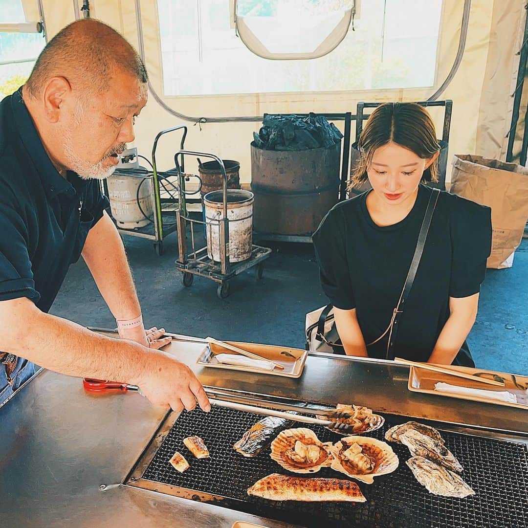 伊藤沙菜さんのインスタグラム写真 - (伊藤沙菜Instagram)「・ FMノースウェーブ『Attractive Hokkaido』で釧路空港周辺エリアから「釧路市」にスポットをあてて、おすすめ情報をお届けしました✈️✨ @northwave825  喰処 鮭番屋が好きすぎて釧路に行った際は必ず行きます🫡🔥✨  朝の7:30から目の前で美味しい海鮮を炉端焼きでいただけるのはもう絶品すぎて絶品すぎてシャケ番屋でいただく為に釧路に行きたいくらい🤤✨笑う  サーモンのハラスが美味しすぎるのでこちらは是非食べていただきたいです🥹✨  お土産にもマストです🥹✨ 発送できるのもありがたいです🥹✨  釧路に行った際は是非お立ち寄りください🙇🏻‍♀️🙇🏻‍♀️✨  阿部さんありがとうございました🙇🏻‍♀️🙇🏻‍♀️✨  📻FM NORTH WAVE 毎週水曜日 16:30~17:00 📻BAY FM 毎週土曜日 21:30~22:00  #fmnorthwave #bayfm #hokkaidolove #北海道旅行 #釧路空港 #釧路市 #釧路朝食 #釧路ランチ #釧路炉端焼き #喰処鮭番屋 #鮭番屋」10月22日 17時52分 - 37room_official