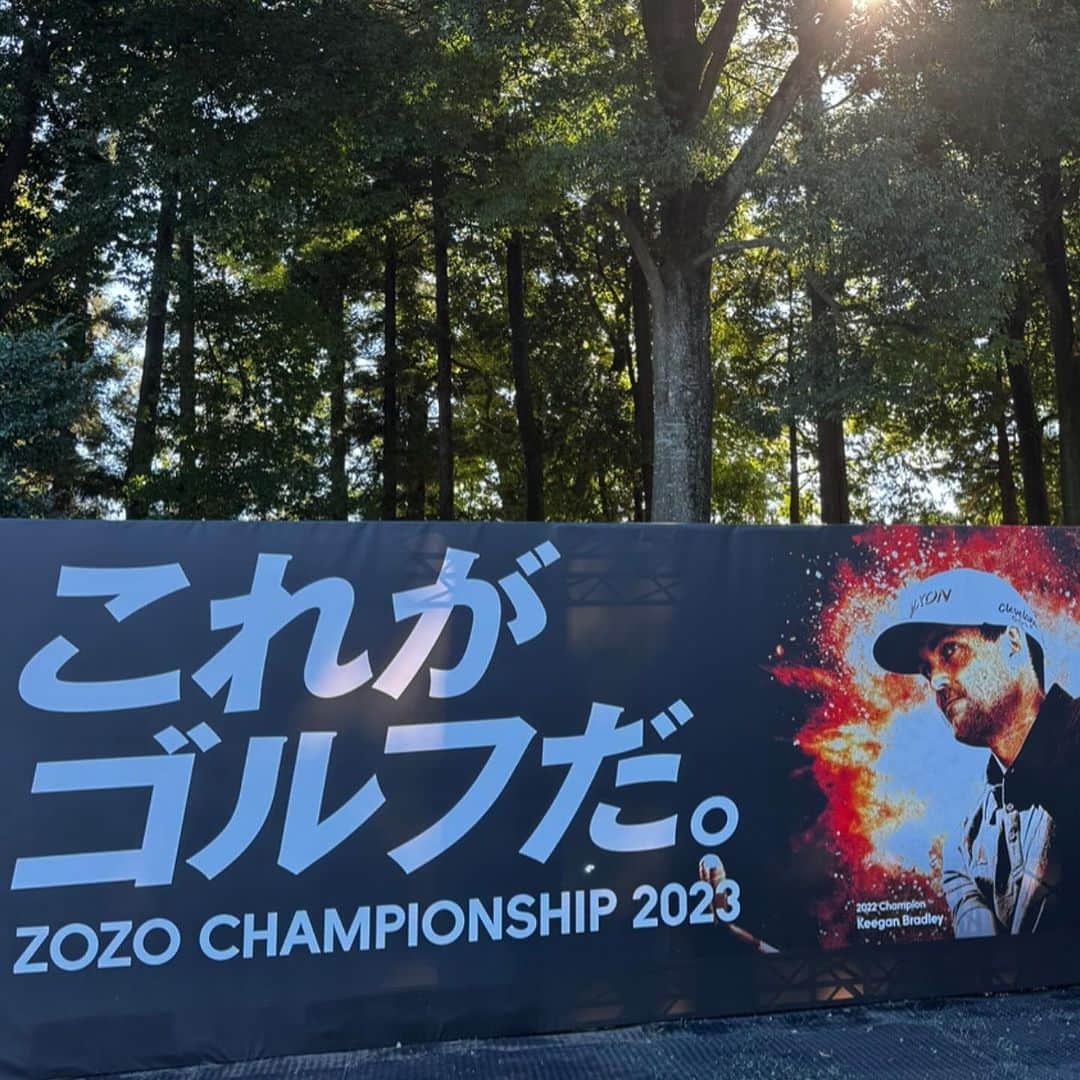 土井地博さんのインスタグラム写真 - (土井地博Instagram)「ZOZO CHAMPIONSHIP 2023 ⛳️ @zozochamp   今年も最終日に早朝から観戦。 BEAMS GOLFもイベントブース、また選手用にSPけん玉をご用意させていただくなどで参加。 @beamsgolf   松山英樹、Brandon Wu、Adam Scott 3選手のプレーを目の前で見させていただくなど夢のような体験も。  秋空の下、大会の盛り上がりやイベントの完成度、ギャラリーの熱量や各スタッフの対応も素晴らしく最高でした😃  @megastar1120  色々と有難うございました😎🙋⛳️  #zozochampionship #golf #pga #japan #beamsgolf」10月22日 17時47分 - hiroshi_doiji