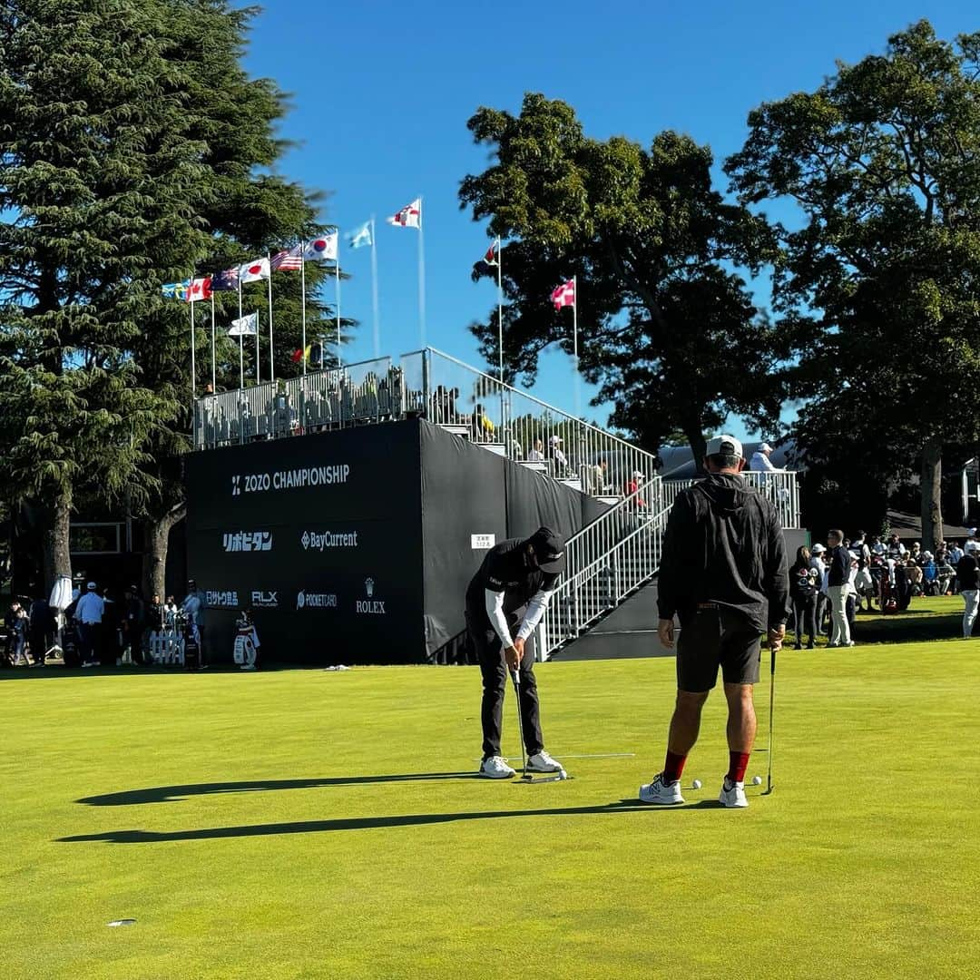 土井地博さんのインスタグラム写真 - (土井地博Instagram)「ZOZO CHAMPIONSHIP 2023 ⛳️ @zozochamp   今年も最終日に早朝から観戦。 BEAMS GOLFもイベントブース、また選手用にSPけん玉をご用意させていただくなどで参加。 @beamsgolf   松山英樹、Brandon Wu、Adam Scott 3選手のプレーを目の前で見させていただくなど夢のような体験も。  秋空の下、大会の盛り上がりやイベントの完成度、ギャラリーの熱量や各スタッフの対応も素晴らしく最高でした😃  @megastar1120  色々と有難うございました😎🙋⛳️  #zozochampionship #golf #pga #japan #beamsgolf」10月22日 17時47分 - hiroshi_doiji