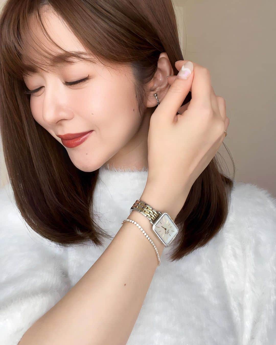 みゆこさんのインスタグラム写真 - (みゆこInstagram)「⌚️♡ アクセサリーに合わせて時計のカラーも替える派だったけど、最近はこのどっちにも合うデザインが楽過ぎて…それでいて可愛くて🥹💭 ⁡ フェイスを囲むキラキラが綺麗っ🥰💕 今までのDWのデザインで1番ツボ♡ゴールドカラーのブレスレットと合わせてみた✨この華奢なデザイン、素敵でしょ🥺 ⁡ ︎︎︎︎☑︎ QUADRO LUMINE BEZEL 5-LINK TWO-TONE MOP ーShilver ︎︎︎︎☑︎ CLASSIC TENNIS BRACELET GOLD ーGold ⁡ 今年で12週年を迎えた @danielwellington ✨専用の15%OFFクーポンをいただいたので、よかったら使ってみて🫶 【igmiyuco】 (有効期限:2023年12月31日迄) ⁡ 高級感あるし、どんなスタイルにも合わせやすいからギフト🎁にも喜ばれると思うよ🥹🎀 ⁡ ⁡ @danielwellington #ダニエルウェリントン #DW12周年 #dwturns12 #FW2023 #YESDW#PR #アラサー女子#手元#腕時計#キラキラ#ブレスレット#jewelrymatch#watch#プレゼント#ギフトにおすすめ」10月22日 17時47分 - miyuco.t