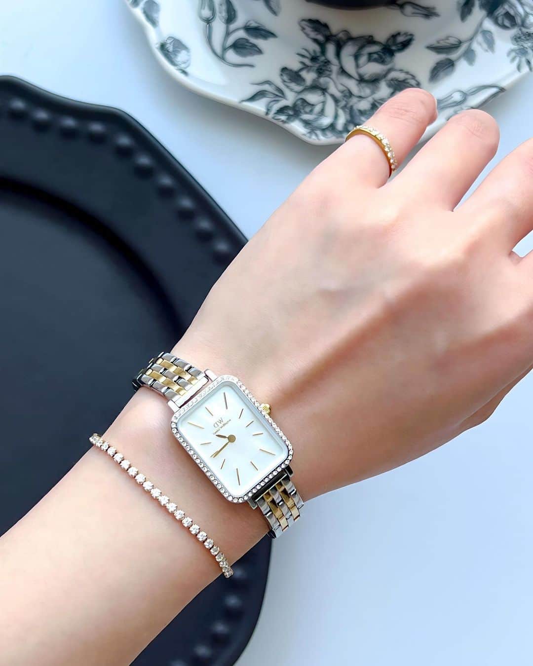 みゆこさんのインスタグラム写真 - (みゆこInstagram)「⌚️♡ アクセサリーに合わせて時計のカラーも替える派だったけど、最近はこのどっちにも合うデザインが楽過ぎて…それでいて可愛くて🥹💭 ⁡ フェイスを囲むキラキラが綺麗っ🥰💕 今までのDWのデザインで1番ツボ♡ゴールドカラーのブレスレットと合わせてみた✨この華奢なデザイン、素敵でしょ🥺 ⁡ ︎︎︎︎☑︎ QUADRO LUMINE BEZEL 5-LINK TWO-TONE MOP ーShilver ︎︎︎︎☑︎ CLASSIC TENNIS BRACELET GOLD ーGold ⁡ 今年で12週年を迎えた @danielwellington ✨専用の15%OFFクーポンをいただいたので、よかったら使ってみて🫶 【igmiyuco】 (有効期限:2023年12月31日迄) ⁡ 高級感あるし、どんなスタイルにも合わせやすいからギフト🎁にも喜ばれると思うよ🥹🎀 ⁡ ⁡ @danielwellington #ダニエルウェリントン #DW12周年 #dwturns12 #FW2023 #YESDW#PR #アラサー女子#手元#腕時計#キラキラ#ブレスレット#jewelrymatch#watch#プレゼント#ギフトにおすすめ」10月22日 17時47分 - miyuco.t