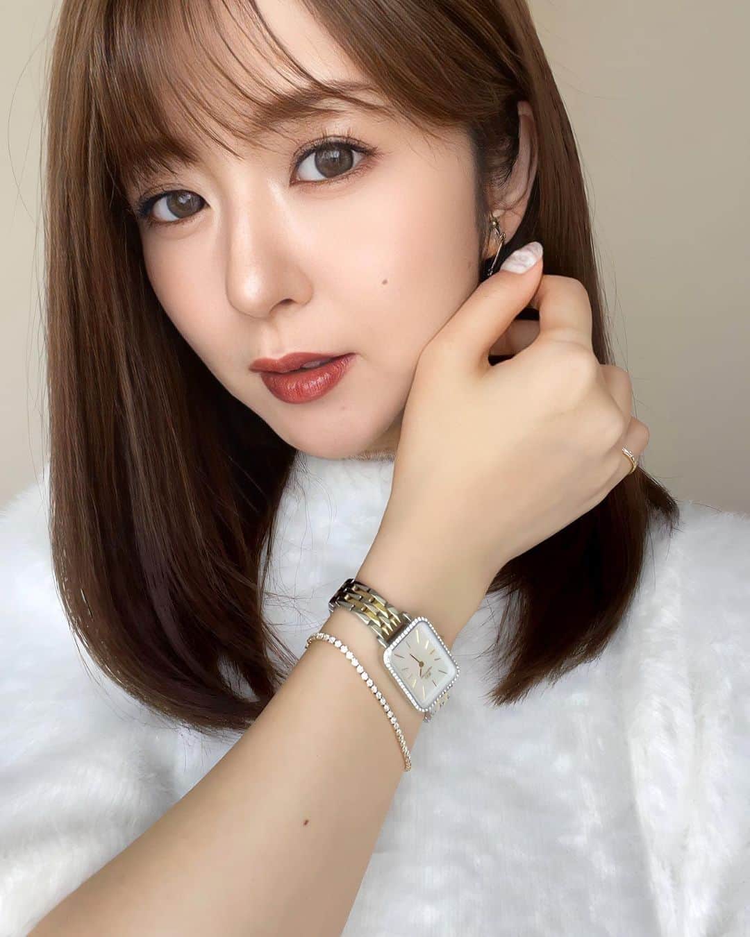 みゆこさんのインスタグラム写真 - (みゆこInstagram)「⌚️♡ アクセサリーに合わせて時計のカラーも替える派だったけど、最近はこのどっちにも合うデザインが楽過ぎて…それでいて可愛くて🥹💭 ⁡ フェイスを囲むキラキラが綺麗っ🥰💕 今までのDWのデザインで1番ツボ♡ゴールドカラーのブレスレットと合わせてみた✨この華奢なデザイン、素敵でしょ🥺 ⁡ ︎︎︎︎☑︎ QUADRO LUMINE BEZEL 5-LINK TWO-TONE MOP ーShilver ︎︎︎︎☑︎ CLASSIC TENNIS BRACELET GOLD ーGold ⁡ 今年で12週年を迎えた @danielwellington ✨専用の15%OFFクーポンをいただいたので、よかったら使ってみて🫶 【igmiyuco】 (有効期限:2023年12月31日迄) ⁡ 高級感あるし、どんなスタイルにも合わせやすいからギフト🎁にも喜ばれると思うよ🥹🎀 ⁡ ⁡ @danielwellington #ダニエルウェリントン #DW12周年 #dwturns12 #FW2023 #YESDW#PR #アラサー女子#手元#腕時計#キラキラ#ブレスレット#jewelrymatch#watch#プレゼント#ギフトにおすすめ」10月22日 17時47分 - miyuco.t