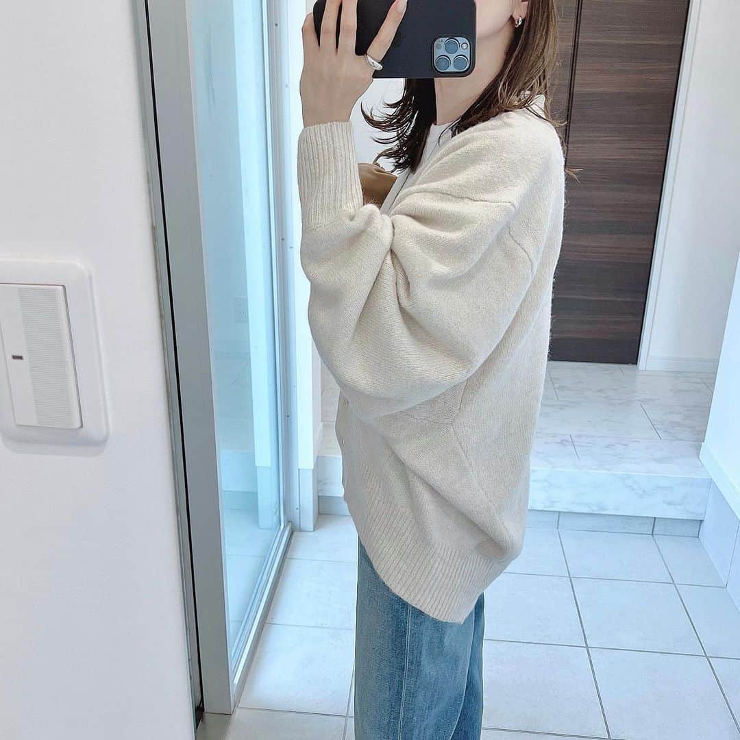 yukiさんのインスタグラム写真 - (yukiInstagram)「* 絶対使えるＶネックカーディガン⭐️ コクーンシルエットになっていて、 ボタンを閉めた時に裾がキュッとなるのが可愛い🥰 ボタンを外すとゆるっと感が可愛い🥺✨ 袖のふんわりシルエットも可愛い👏🏻💕 丈が長すぎないので スカートにもバランスよく合わせられそうです✨ * 昨日は次男の空手のお疲れ様会を我が家で❤️ 少し寒かったけど、バルコニーでバーベキュー🍗 ３家族、12名👨🏻👨🏻👨🏻👩🏻👩🏻👩🏻👦🏻👦🏻👦🏻🧒🏻👧🏻🧒🏻！笑 パパたちはお酒飲んで、 ママたちも子どもたち見ながら話もできたし 子どもたちはもう家のどこにいるかわからないくらい 鬼ごっこしたりかくれんぼしたりで まさかのお開きが午前1時😂😂😂  しかも、うちで泊まる！って子どもたちが言い出し、 "お泊まりいいよー😍"って言ったら、 1人のママが、家の片付けも大変なのに‼️って言って、 その子のお家へ次男たちを連れて帰ってくれて そこでお泊まりさせてくれたー😊❤️笑 お友達の家でお泊まりは初めてだったから 少し寂しかったらしいけど、 お友達のママが横にいてくれたから 大丈夫やったみたい🥰  仲良し3人組で 空手も頑張って行ってくれたらいいなー🥺 パパもママも子どもたちもみんないい子ばかりで 本当によかった🥺💓 素敵な出会いに感謝🥺🥺🥺 楽しすぎた二日間でした😍 バタバタすぎて写真あんまり撮れてないの悲しい🙄 * knit #bonjoursagan @bonjoursagan denim #framework pumps #hm bag #bottegaveneta * #PR#bonjoursagan#bs_style #ボンサガ男の子ママ#ママコーデ#ootd#style#outfit#coordinate#simple#fashion#instafashion#きれいめカジュアル#アラフォーコーデ」10月22日 17時48分 - y.y.r.10