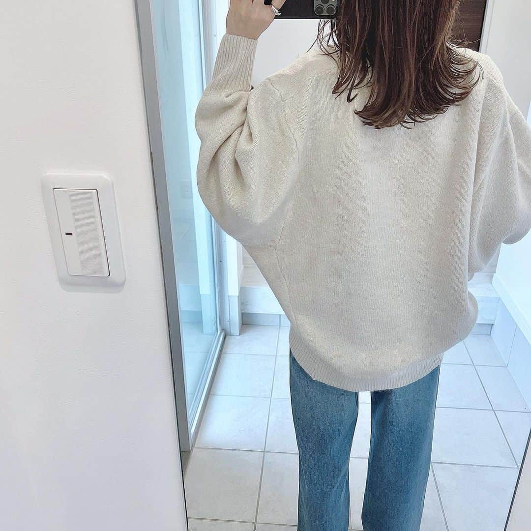 yukiさんのインスタグラム写真 - (yukiInstagram)「* 絶対使えるＶネックカーディガン⭐️ コクーンシルエットになっていて、 ボタンを閉めた時に裾がキュッとなるのが可愛い🥰 ボタンを外すとゆるっと感が可愛い🥺✨ 袖のふんわりシルエットも可愛い👏🏻💕 丈が長すぎないので スカートにもバランスよく合わせられそうです✨ * 昨日は次男の空手のお疲れ様会を我が家で❤️ 少し寒かったけど、バルコニーでバーベキュー🍗 ３家族、12名👨🏻👨🏻👨🏻👩🏻👩🏻👩🏻👦🏻👦🏻👦🏻🧒🏻👧🏻🧒🏻！笑 パパたちはお酒飲んで、 ママたちも子どもたち見ながら話もできたし 子どもたちはもう家のどこにいるかわからないくらい 鬼ごっこしたりかくれんぼしたりで まさかのお開きが午前1時😂😂😂  しかも、うちで泊まる！って子どもたちが言い出し、 "お泊まりいいよー😍"って言ったら、 1人のママが、家の片付けも大変なのに‼️って言って、 その子のお家へ次男たちを連れて帰ってくれて そこでお泊まりさせてくれたー😊❤️笑 お友達の家でお泊まりは初めてだったから 少し寂しかったらしいけど、 お友達のママが横にいてくれたから 大丈夫やったみたい🥰  仲良し3人組で 空手も頑張って行ってくれたらいいなー🥺 パパもママも子どもたちもみんないい子ばかりで 本当によかった🥺💓 素敵な出会いに感謝🥺🥺🥺 楽しすぎた二日間でした😍 バタバタすぎて写真あんまり撮れてないの悲しい🙄 * knit #bonjoursagan @bonjoursagan denim #framework pumps #hm bag #bottegaveneta * #PR#bonjoursagan#bs_style #ボンサガ男の子ママ#ママコーデ#ootd#style#outfit#coordinate#simple#fashion#instafashion#きれいめカジュアル#アラフォーコーデ」10月22日 17時48分 - y.y.r.10