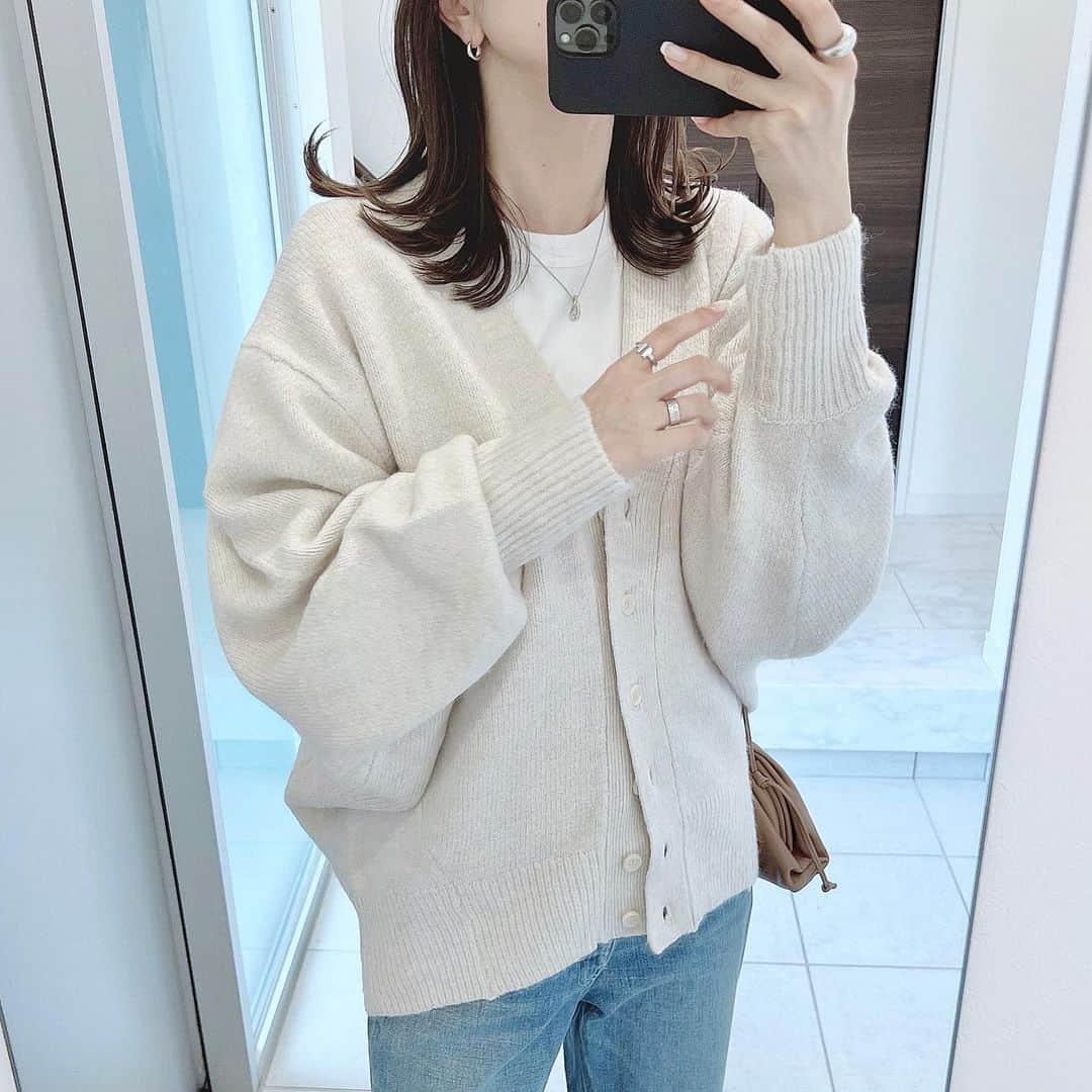 yukiさんのインスタグラム写真 - (yukiInstagram)「* 絶対使えるＶネックカーディガン⭐️ コクーンシルエットになっていて、 ボタンを閉めた時に裾がキュッとなるのが可愛い🥰 ボタンを外すとゆるっと感が可愛い🥺✨ 袖のふんわりシルエットも可愛い👏🏻💕 丈が長すぎないので スカートにもバランスよく合わせられそうです✨ * 昨日は次男の空手のお疲れ様会を我が家で❤️ 少し寒かったけど、バルコニーでバーベキュー🍗 ３家族、12名👨🏻👨🏻👨🏻👩🏻👩🏻👩🏻👦🏻👦🏻👦🏻🧒🏻👧🏻🧒🏻！笑 パパたちはお酒飲んで、 ママたちも子どもたち見ながら話もできたし 子どもたちはもう家のどこにいるかわからないくらい 鬼ごっこしたりかくれんぼしたりで まさかのお開きが午前1時😂😂😂  しかも、うちで泊まる！って子どもたちが言い出し、 "お泊まりいいよー😍"って言ったら、 1人のママが、家の片付けも大変なのに‼️って言って、 その子のお家へ次男たちを連れて帰ってくれて そこでお泊まりさせてくれたー😊❤️笑 お友達の家でお泊まりは初めてだったから 少し寂しかったらしいけど、 お友達のママが横にいてくれたから 大丈夫やったみたい🥰  仲良し3人組で 空手も頑張って行ってくれたらいいなー🥺 パパもママも子どもたちもみんないい子ばかりで 本当によかった🥺💓 素敵な出会いに感謝🥺🥺🥺 楽しすぎた二日間でした😍 バタバタすぎて写真あんまり撮れてないの悲しい🙄 * knit #bonjoursagan @bonjoursagan denim #framework pumps #hm bag #bottegaveneta * #PR#bonjoursagan#bs_style #ボンサガ男の子ママ#ママコーデ#ootd#style#outfit#coordinate#simple#fashion#instafashion#きれいめカジュアル#アラフォーコーデ」10月22日 17時48分 - y.y.r.10