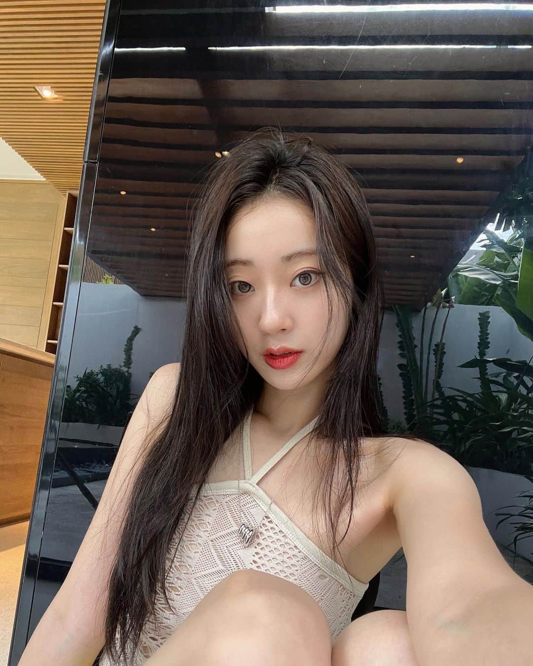 ギョンリ さんのインスタグラム写真 - (ギョンリ Instagram)「여기가 천국인가요 ~ 🌺🪽🪽 그런데.. 옆 피드 거지와 상반되는 ..🫣 이 꽃 이름 아시는 분?」10月22日 17時48分 - gyeongree