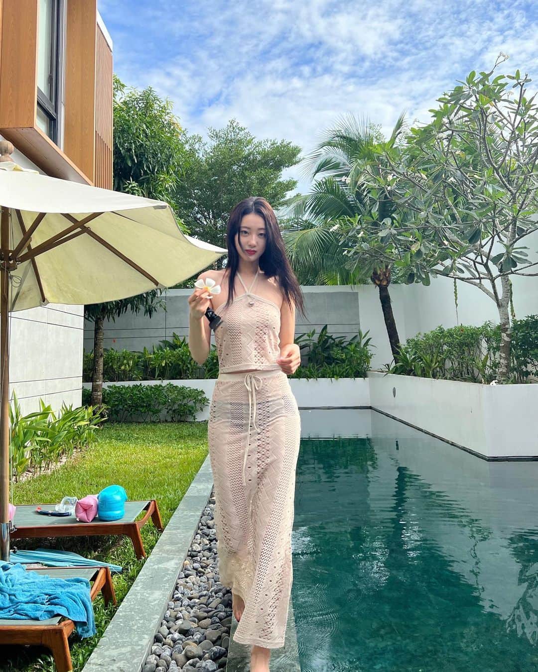 ギョンリ のインスタグラム：「여기가 천국인가요 ~ 🌺🪽🪽 그런데.. 옆 피드 거지와 상반되는 ..🫣 이 꽃 이름 아시는 분?」