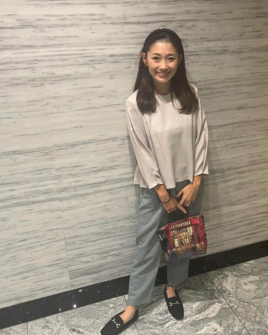 中里さや香さんのインスタグラム写真 - (中里さや香Instagram)「週末コーデ👗 2着目のエアークローゼット　@aircloset_official を着たよ✨  リネンライクブラウスとテーパードパンツ👍 アクセサリーがゴールドで、靴が黒のローファーなどを合わせると季節感に合って良い⭕️とスタイリストさんから教えてもらったのでそれに合わせてみたよ😆  後ろが可愛いから出しても着れるし、中に入れたら大人っぽくなる💓  この洋服は着たら洗濯不要でそのまま返却出来るのもエアクロさんの良い所！😌 次はどんな洋服をリクエストしようか考え中です😍可愛い系に挑戦してみようかな〜🫠笑  #pr#エアクロ応援企画#エアクロ#aircloset#エアークローゼット#エアクロ秋カラー#オフィスカジュアル#プロが選ぶコーデが届く #大人カジュアル#リネンライクブラウス#テーパードパンツ」10月22日 17時49分 - sayakashi1217