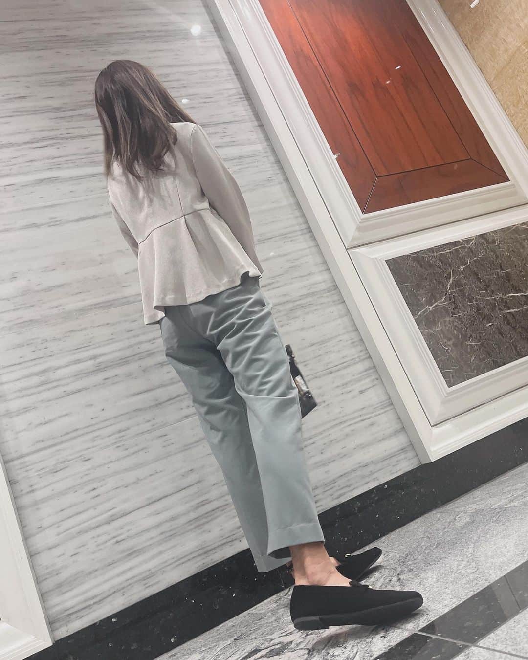 中里さや香さんのインスタグラム写真 - (中里さや香Instagram)「週末コーデ👗 2着目のエアークローゼット　@aircloset_official を着たよ✨  リネンライクブラウスとテーパードパンツ👍 アクセサリーがゴールドで、靴が黒のローファーなどを合わせると季節感に合って良い⭕️とスタイリストさんから教えてもらったのでそれに合わせてみたよ😆  後ろが可愛いから出しても着れるし、中に入れたら大人っぽくなる💓  この洋服は着たら洗濯不要でそのまま返却出来るのもエアクロさんの良い所！😌 次はどんな洋服をリクエストしようか考え中です😍可愛い系に挑戦してみようかな〜🫠笑  #pr#エアクロ応援企画#エアクロ#aircloset#エアークローゼット#エアクロ秋カラー#オフィスカジュアル#プロが選ぶコーデが届く #大人カジュアル#リネンライクブラウス#テーパードパンツ」10月22日 17時49分 - sayakashi1217