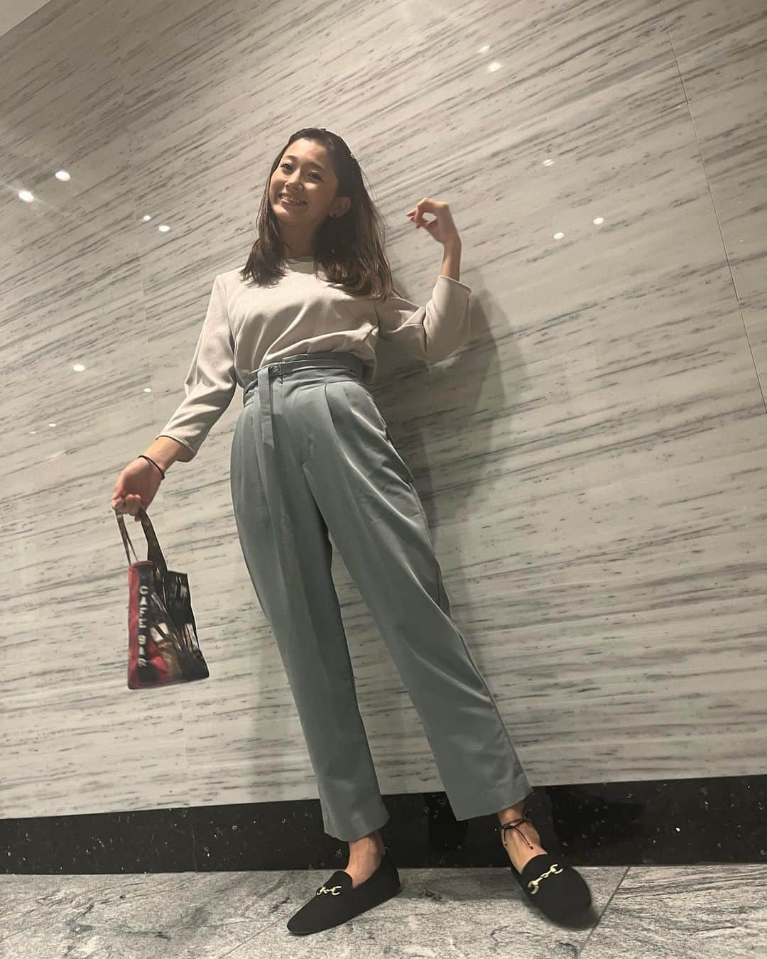 中里さや香さんのインスタグラム写真 - (中里さや香Instagram)「週末コーデ👗 2着目のエアークローゼット　@aircloset_official を着たよ✨  リネンライクブラウスとテーパードパンツ👍 アクセサリーがゴールドで、靴が黒のローファーなどを合わせると季節感に合って良い⭕️とスタイリストさんから教えてもらったのでそれに合わせてみたよ😆  後ろが可愛いから出しても着れるし、中に入れたら大人っぽくなる💓  この洋服は着たら洗濯不要でそのまま返却出来るのもエアクロさんの良い所！😌 次はどんな洋服をリクエストしようか考え中です😍可愛い系に挑戦してみようかな〜🫠笑  #pr#エアクロ応援企画#エアクロ#aircloset#エアークローゼット#エアクロ秋カラー#オフィスカジュアル#プロが選ぶコーデが届く #大人カジュアル#リネンライクブラウス#テーパードパンツ」10月22日 17時49分 - sayakashi1217
