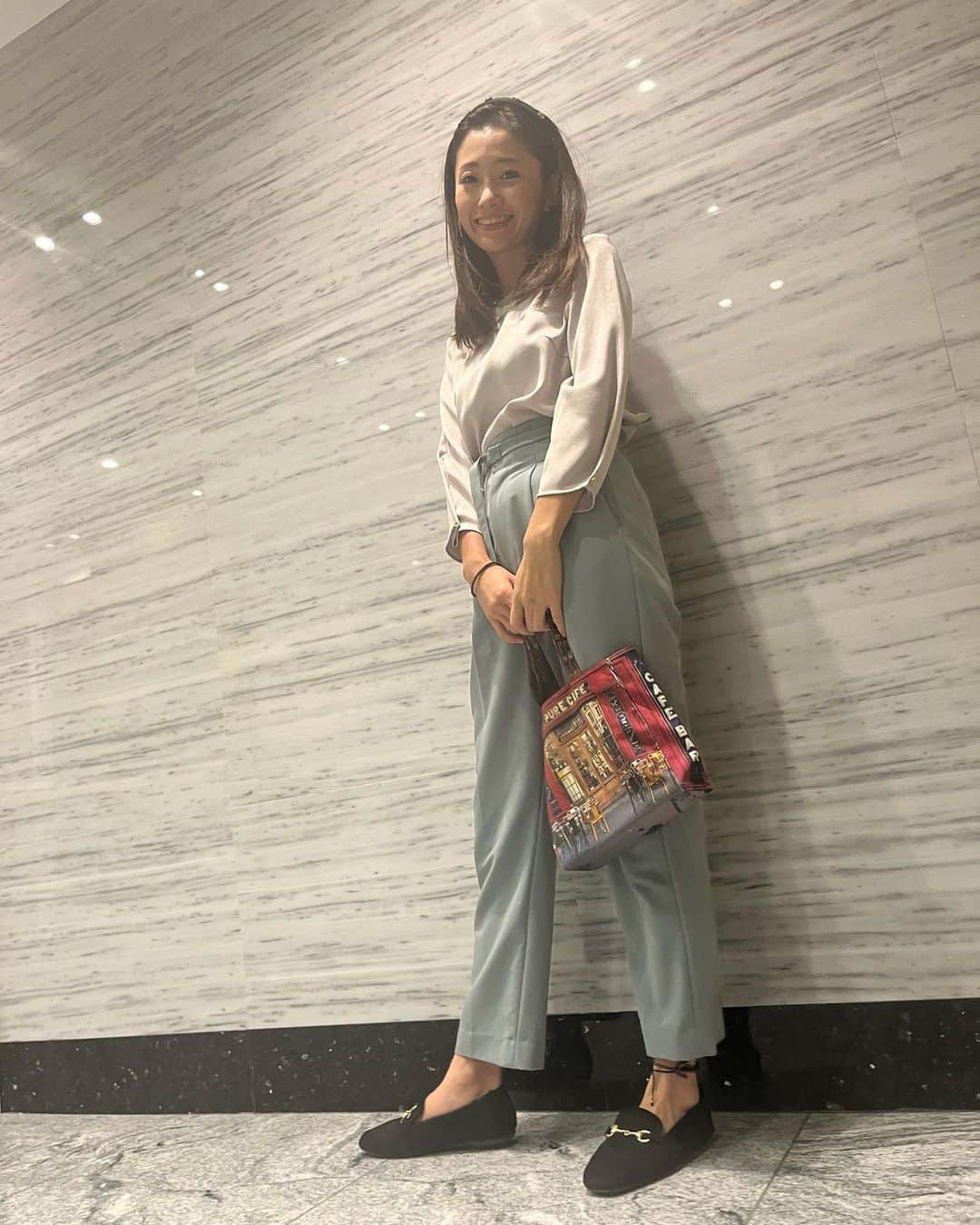 中里さや香さんのインスタグラム写真 - (中里さや香Instagram)「週末コーデ👗 2着目のエアークローゼット　@aircloset_official を着たよ✨  リネンライクブラウスとテーパードパンツ👍 アクセサリーがゴールドで、靴が黒のローファーなどを合わせると季節感に合って良い⭕️とスタイリストさんから教えてもらったのでそれに合わせてみたよ😆  後ろが可愛いから出しても着れるし、中に入れたら大人っぽくなる💓  この洋服は着たら洗濯不要でそのまま返却出来るのもエアクロさんの良い所！😌 次はどんな洋服をリクエストしようか考え中です😍可愛い系に挑戦してみようかな〜🫠笑  #pr#エアクロ応援企画#エアクロ#aircloset#エアークローゼット#エアクロ秋カラー#オフィスカジュアル#プロが選ぶコーデが届く #大人カジュアル#リネンライクブラウス#テーパードパンツ」10月22日 17時49分 - sayakashi1217