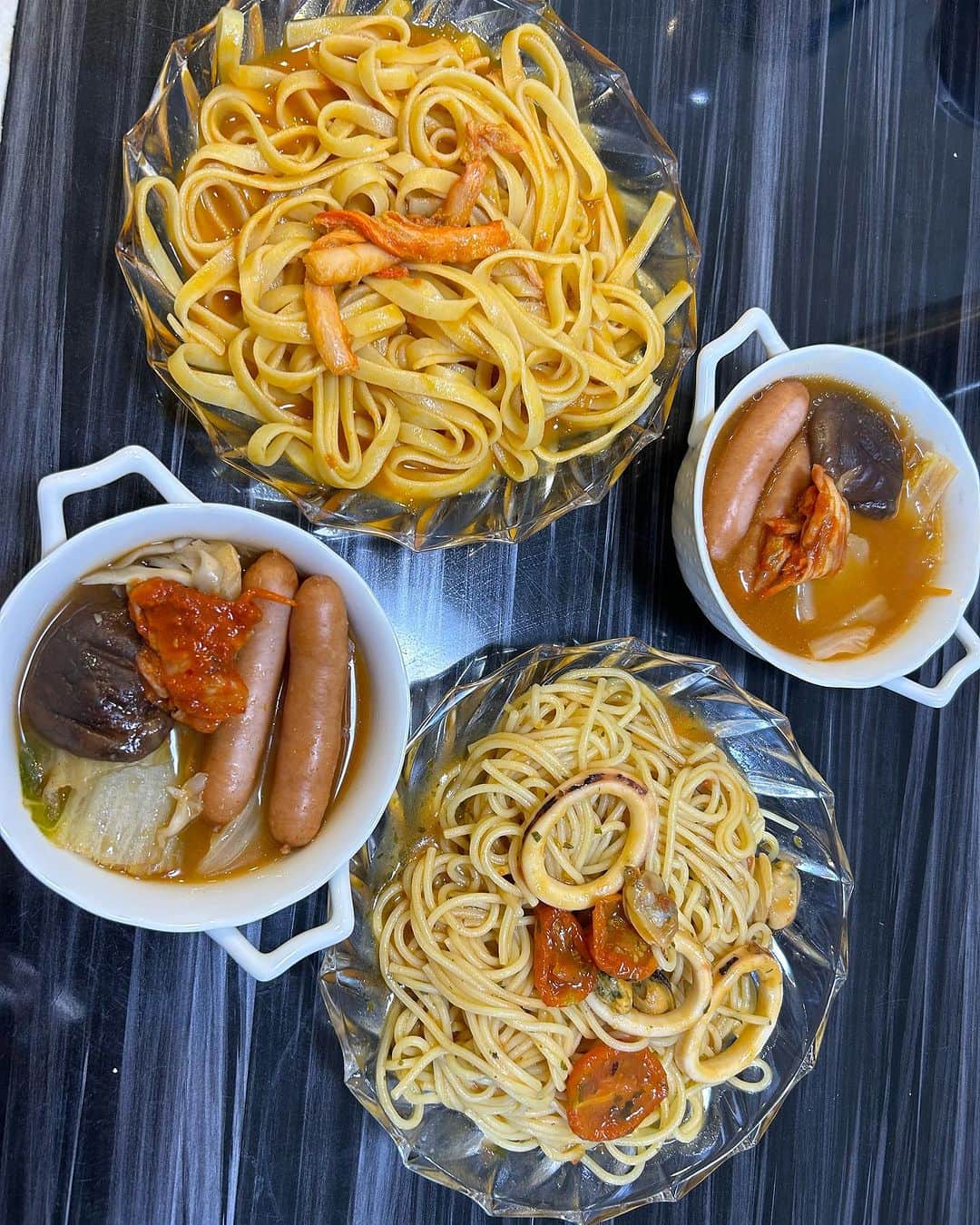 世手子さんのインスタグラム写真 - (世手子Instagram)「#PR  authentic pasta and sauce🍝 Hot soup with organic kimchi🌶️✨ delicious dinner🎃🎃🌟 もちもちパスタ ペスカトーレとカニクリーム🦀 濃厚でどちらも美味しい😋 家族に大好評👶 @daikichikimchi #daikichikimchi #オーガニックキムチ #有機JAS #有機認証 #有機キムチ #大吉キムチ #オーガニック食品 でキムチポトフ🌟 本格パスタソースと生パスタで美味しい #ハロウィンディナー (๑˃̵ᴗ˂̵) 辛くて美味しいけどまろかやで優しいキムチでした(^^)  #株式会社ニップン #nippn #ニップン  #nest #ネスト #ニップンネスト #パスタ #生パスタ #お取り寄せ #簡単贅沢パスタ #通販 #冷凍食品 #時短 #時短レシピ #時短ごはん #ごはん記録 #料理記録 #料理 #献立 #monipla #nippndirect_fan」10月22日 17時49分 - rojide