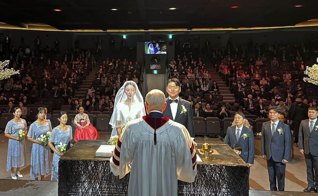 金惠理さんのインスタグラム写真 - (金惠理Instagram)「#weddingworship  많은 분들의 축복 속에 결혼 예배를 잘 마쳤습니다.   이번에 큰 일을 준비하고 치르면서, 바쁘실텐데도 경사를 축하해주시기위해 소중한 시간을 내어주신 것에 정말 어느 것보다도 귀하고 감사한 일임을 많이 느꼈습니다.  멀리서나마 축하하는 마음을 전달해주신 분들께도 진심으로 감사드립니다.  받은 축복 잊지 않고 나누며 사는 부부가 되겠습니다.」10月22日 17時49分 - thehyeleekim