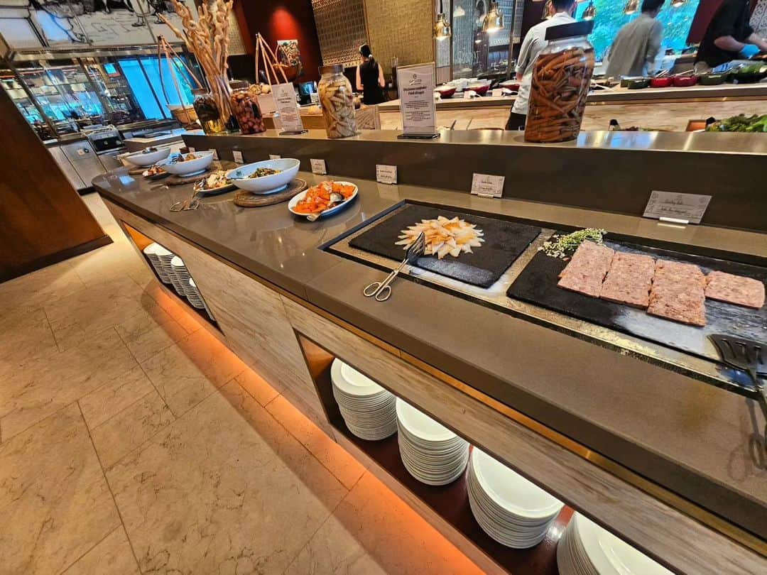 永吉令奈さんのインスタグラム写真 - (永吉令奈Instagram)「ベトナムの旅 ~ホテルビュッフェ~  大会次の日はホテルのビュッフェに行くと決めていました😆  ホテルビュッフェはその国や地域の郷土料理が少しずつ味わえるのが嬉しい✨️  食べきれなかったぐらいサイゴンのSheratonはメニュー豊富でした⭐️ レストランがまず広すぎて どこまでも料理が置いてあった😂✨️  ランチはVND 880,000ぐらい(日本円で約4900円) マリオットグループのメンバーだと10%も割引🥹🙏 めっちゃ豪華なのにお得🥺  色々食べた結果、ベトナムは海鮮とフルーツが新鮮で美味しい!  ドラゴンフルーツとパッションフルーツが好きになりました🥰  天然ココナッツウォーターも甘くて美味しい🥺  ホーチミン観光のときは Sheratonのビュッフェ、おすすめです🥺🙏」10月22日 17時50分 - renaga2016