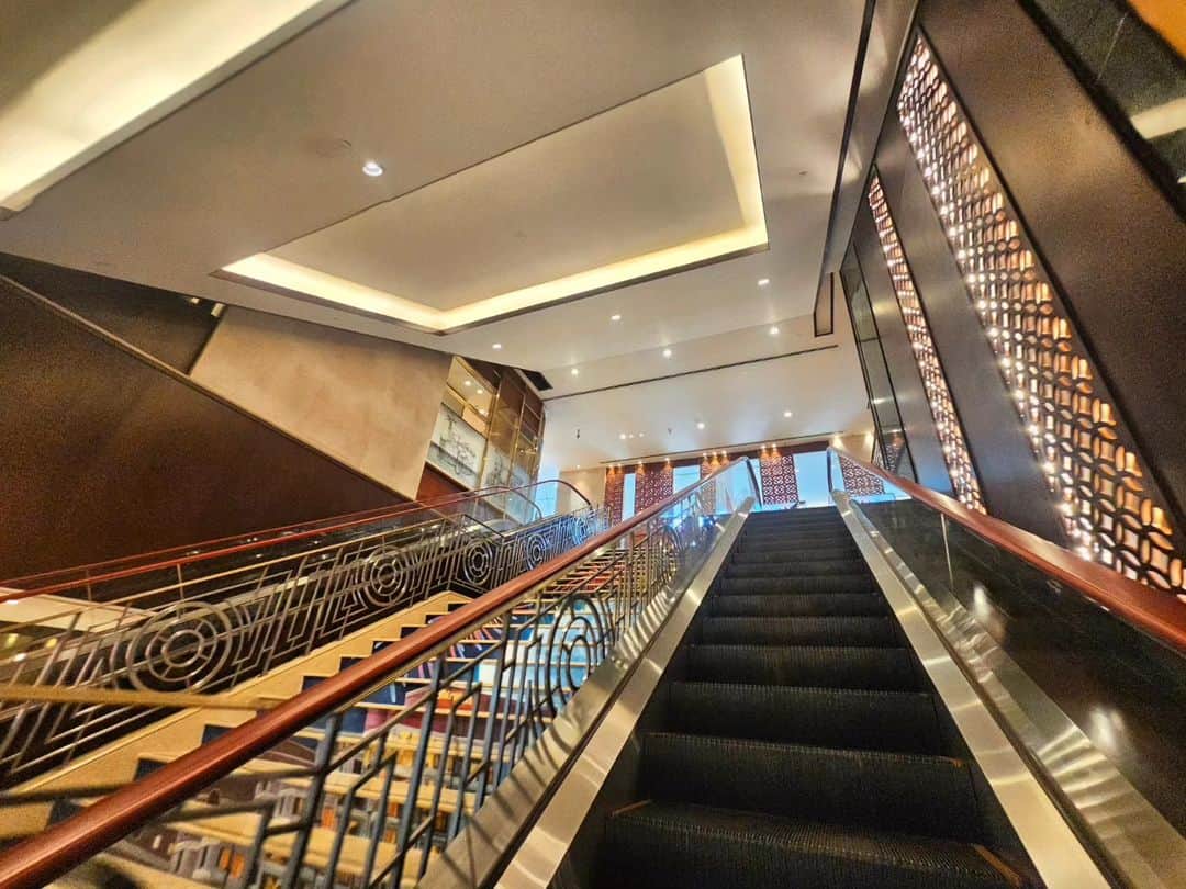 永吉令奈さんのインスタグラム写真 - (永吉令奈Instagram)「ベトナムの旅 ~ホテルビュッフェ~  大会次の日はホテルのビュッフェに行くと決めていました😆  ホテルビュッフェはその国や地域の郷土料理が少しずつ味わえるのが嬉しい✨️  食べきれなかったぐらいサイゴンのSheratonはメニュー豊富でした⭐️ レストランがまず広すぎて どこまでも料理が置いてあった😂✨️  ランチはVND 880,000ぐらい(日本円で約4900円) マリオットグループのメンバーだと10%も割引🥹🙏 めっちゃ豪華なのにお得🥺  色々食べた結果、ベトナムは海鮮とフルーツが新鮮で美味しい!  ドラゴンフルーツとパッションフルーツが好きになりました🥰  天然ココナッツウォーターも甘くて美味しい🥺  ホーチミン観光のときは Sheratonのビュッフェ、おすすめです🥺🙏」10月22日 17時50分 - renaga2016