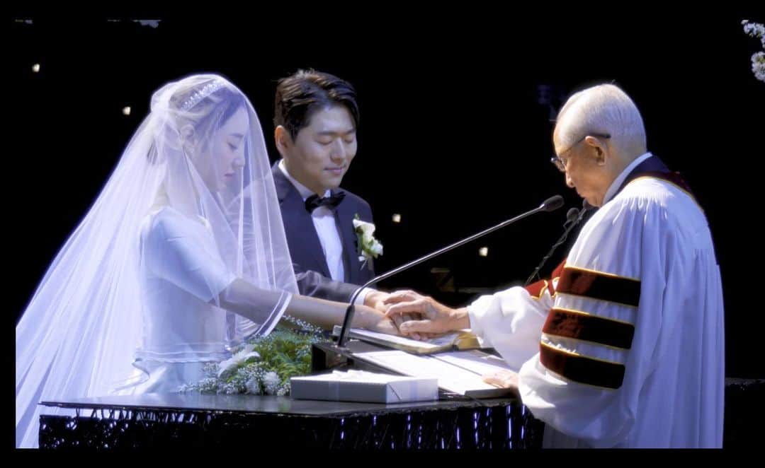 金惠理のインスタグラム：「#weddingworship  많은 분들의 축복 속에 결혼 예배를 잘 마쳤습니다.   이번에 큰 일을 준비하고 치르면서, 바쁘실텐데도 경사를 축하해주시기위해 소중한 시간을 내어주신 것에 정말 어느 것보다도 귀하고 감사한 일임을 많이 느꼈습니다.  멀리서나마 축하하는 마음을 전달해주신 분들께도 진심으로 감사드립니다.  받은 축복 잊지 않고 나누며 사는 부부가 되겠습니다.」