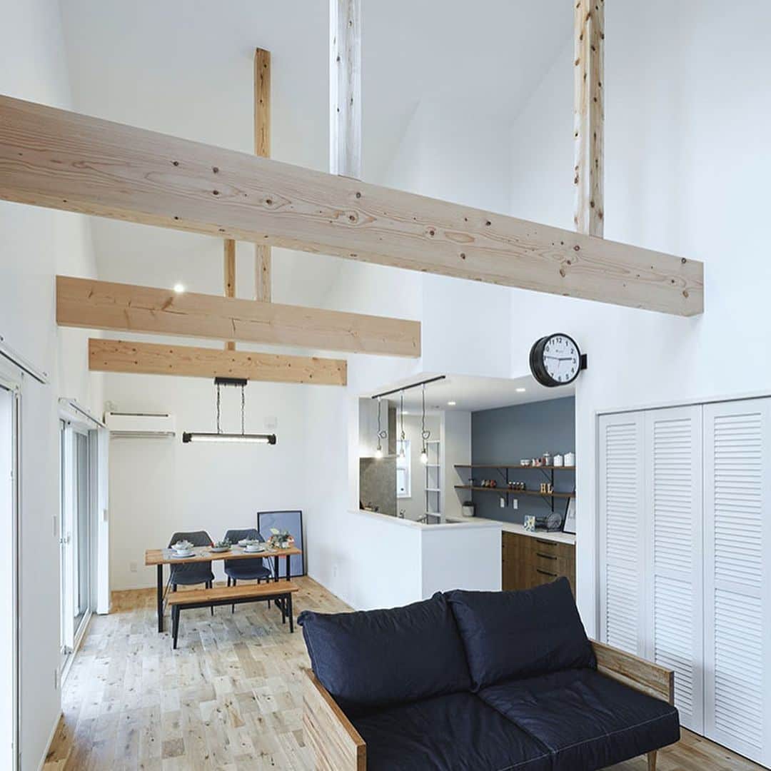 homelife 夢を叶える暮らし方さんのインスタグラム写真 - (homelife 夢を叶える暮らし方Instagram)「【本格カルフォルニアスタイルの平屋】 . 外観から内観の細かいところまで本格的なカルフォルニアスタイルにこだわった平屋🤩 勾配天井に梁で広々開放的で明るいな空間になったLDKや、床や壁など素材にこだわられた細かい部分にもぜひ注目してご覧ください🎵 . 皆様のいいね❤️コメント💭が励みになります☺️ インスタの仕様変更に伴い、フォローしていただいていても届きにくい可能性があるようです😢 通知設定をしていただけると嬉しいです🔔  こちらのお家はアーキホームライフのお施主様邸の施工写真です🌟 その他の施工写真は、 @archihome_official のからご覧いただけます🏠 ＿＿＿＿＿＿＿＿＿＿＿＿＿＿＿ " #世界一あなたらしい住まいを " 「すべての人に最高の住まいを届けたい」 デザイン、品質、価格、どれも妥協しない家づくりを追求しています。 アーキホームは大阪・京都・兵庫・滋賀・奈良・和歌山（一部）・福井（一部）で家づくりをしている会社です🏘 ＿＿＿＿＿＿＿＿＿＿＿＿＿＿＿ ☆グッドデザイン賞2020 2023 ☆ハウスオブザイヤーインエナジー2022特別優秀賞 ☆SUUMO関西工務店ランキング1位 ＿＿＿＿＿＿＿＿＿＿＿＿＿＿＿ . #カルフォルニアハウス #勾配天井 #化粧梁 #平屋 #LDK #外観 #バルコニー #新築 #注文住宅　 #家づくり #新築一戸建て #新居 #自由設計 #空間デザイン #戸建て　 #おしゃれな家 #施工事例 #ホームライフ #アーキホーム #統一感 #空間デザイン #パッシブデザイン #関西ナンバーワンの住宅メーカー #100年の暮らしを考える」10月22日 18時00分 - archihomelife_official