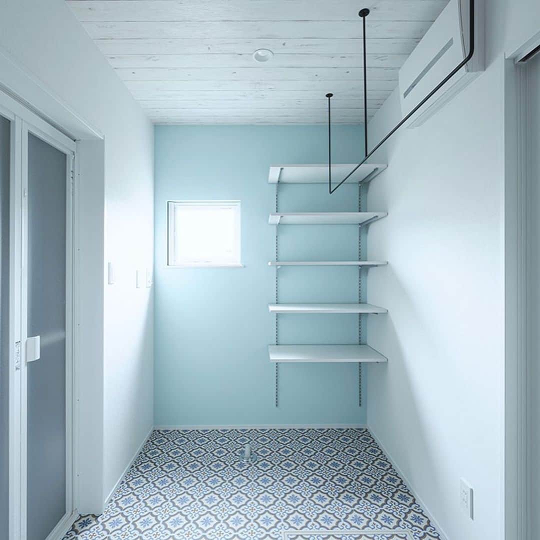 homelife 夢を叶える暮らし方さんのインスタグラム写真 - (homelife 夢を叶える暮らし方Instagram)「【本格カルフォルニアスタイルの平屋】 . 外観から内観の細かいところまで本格的なカルフォルニアスタイルにこだわった平屋🤩 勾配天井に梁で広々開放的で明るいな空間になったLDKや、床や壁など素材にこだわられた細かい部分にもぜひ注目してご覧ください🎵 . 皆様のいいね❤️コメント💭が励みになります☺️ インスタの仕様変更に伴い、フォローしていただいていても届きにくい可能性があるようです😢 通知設定をしていただけると嬉しいです🔔  こちらのお家はアーキホームライフのお施主様邸の施工写真です🌟 その他の施工写真は、 @archihome_official のからご覧いただけます🏠 ＿＿＿＿＿＿＿＿＿＿＿＿＿＿＿ " #世界一あなたらしい住まいを " 「すべての人に最高の住まいを届けたい」 デザイン、品質、価格、どれも妥協しない家づくりを追求しています。 アーキホームは大阪・京都・兵庫・滋賀・奈良・和歌山（一部）・福井（一部）で家づくりをしている会社です🏘 ＿＿＿＿＿＿＿＿＿＿＿＿＿＿＿ ☆グッドデザイン賞2020 2023 ☆ハウスオブザイヤーインエナジー2022特別優秀賞 ☆SUUMO関西工務店ランキング1位 ＿＿＿＿＿＿＿＿＿＿＿＿＿＿＿ . #カルフォルニアハウス #勾配天井 #化粧梁 #平屋 #LDK #外観 #バルコニー #新築 #注文住宅　 #家づくり #新築一戸建て #新居 #自由設計 #空間デザイン #戸建て　 #おしゃれな家 #施工事例 #ホームライフ #アーキホーム #統一感 #空間デザイン #パッシブデザイン #関西ナンバーワンの住宅メーカー #100年の暮らしを考える」10月22日 18時00分 - archihomelife_official