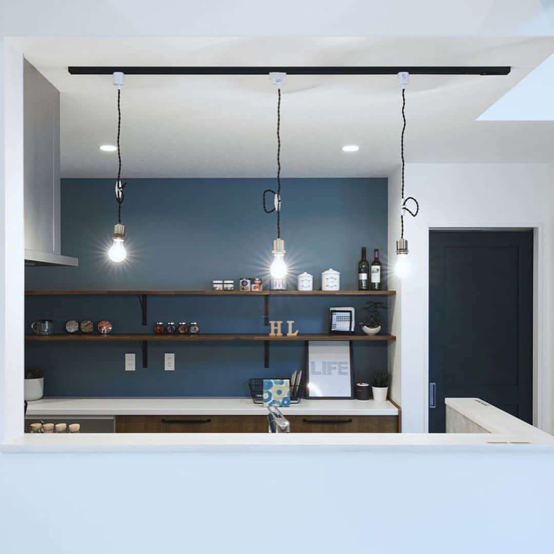 homelife 夢を叶える暮らし方さんのインスタグラム写真 - (homelife 夢を叶える暮らし方Instagram)「【本格カルフォルニアスタイルの平屋】 . 外観から内観の細かいところまで本格的なカルフォルニアスタイルにこだわった平屋🤩 勾配天井に梁で広々開放的で明るいな空間になったLDKや、床や壁など素材にこだわられた細かい部分にもぜひ注目してご覧ください🎵 . 皆様のいいね❤️コメント💭が励みになります☺️ インスタの仕様変更に伴い、フォローしていただいていても届きにくい可能性があるようです😢 通知設定をしていただけると嬉しいです🔔  こちらのお家はアーキホームライフのお施主様邸の施工写真です🌟 その他の施工写真は、 @archihome_official のからご覧いただけます🏠 ＿＿＿＿＿＿＿＿＿＿＿＿＿＿＿ " #世界一あなたらしい住まいを " 「すべての人に最高の住まいを届けたい」 デザイン、品質、価格、どれも妥協しない家づくりを追求しています。 アーキホームは大阪・京都・兵庫・滋賀・奈良・和歌山（一部）・福井（一部）で家づくりをしている会社です🏘 ＿＿＿＿＿＿＿＿＿＿＿＿＿＿＿ ☆グッドデザイン賞2020 2023 ☆ハウスオブザイヤーインエナジー2022特別優秀賞 ☆SUUMO関西工務店ランキング1位 ＿＿＿＿＿＿＿＿＿＿＿＿＿＿＿ . #カルフォルニアハウス #勾配天井 #化粧梁 #平屋 #LDK #外観 #バルコニー #新築 #注文住宅　 #家づくり #新築一戸建て #新居 #自由設計 #空間デザイン #戸建て　 #おしゃれな家 #施工事例 #ホームライフ #アーキホーム #統一感 #空間デザイン #パッシブデザイン #関西ナンバーワンの住宅メーカー #100年の暮らしを考える」10月22日 18時00分 - archihomelife_official