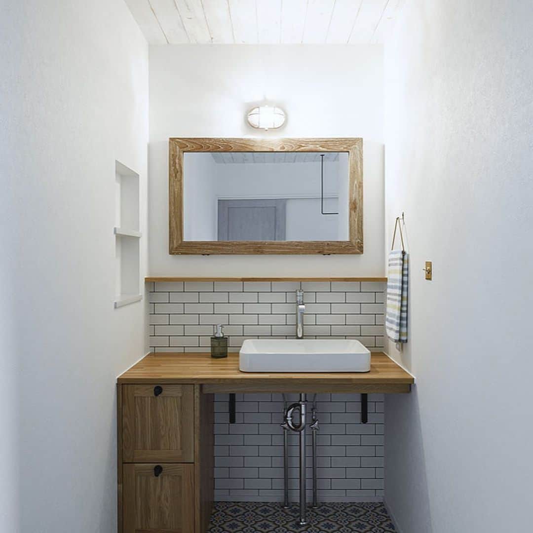 homelife 夢を叶える暮らし方さんのインスタグラム写真 - (homelife 夢を叶える暮らし方Instagram)「【本格カルフォルニアスタイルの平屋】 . 外観から内観の細かいところまで本格的なカルフォルニアスタイルにこだわった平屋🤩 勾配天井に梁で広々開放的で明るいな空間になったLDKや、床や壁など素材にこだわられた細かい部分にもぜひ注目してご覧ください🎵 . 皆様のいいね❤️コメント💭が励みになります☺️ インスタの仕様変更に伴い、フォローしていただいていても届きにくい可能性があるようです😢 通知設定をしていただけると嬉しいです🔔  こちらのお家はアーキホームライフのお施主様邸の施工写真です🌟 その他の施工写真は、 @archihome_official のからご覧いただけます🏠 ＿＿＿＿＿＿＿＿＿＿＿＿＿＿＿ " #世界一あなたらしい住まいを " 「すべての人に最高の住まいを届けたい」 デザイン、品質、価格、どれも妥協しない家づくりを追求しています。 アーキホームは大阪・京都・兵庫・滋賀・奈良・和歌山（一部）・福井（一部）で家づくりをしている会社です🏘 ＿＿＿＿＿＿＿＿＿＿＿＿＿＿＿ ☆グッドデザイン賞2020 2023 ☆ハウスオブザイヤーインエナジー2022特別優秀賞 ☆SUUMO関西工務店ランキング1位 ＿＿＿＿＿＿＿＿＿＿＿＿＿＿＿ . #カルフォルニアハウス #勾配天井 #化粧梁 #平屋 #LDK #外観 #バルコニー #新築 #注文住宅　 #家づくり #新築一戸建て #新居 #自由設計 #空間デザイン #戸建て　 #おしゃれな家 #施工事例 #ホームライフ #アーキホーム #統一感 #空間デザイン #パッシブデザイン #関西ナンバーワンの住宅メーカー #100年の暮らしを考える」10月22日 18時00分 - archihomelife_official