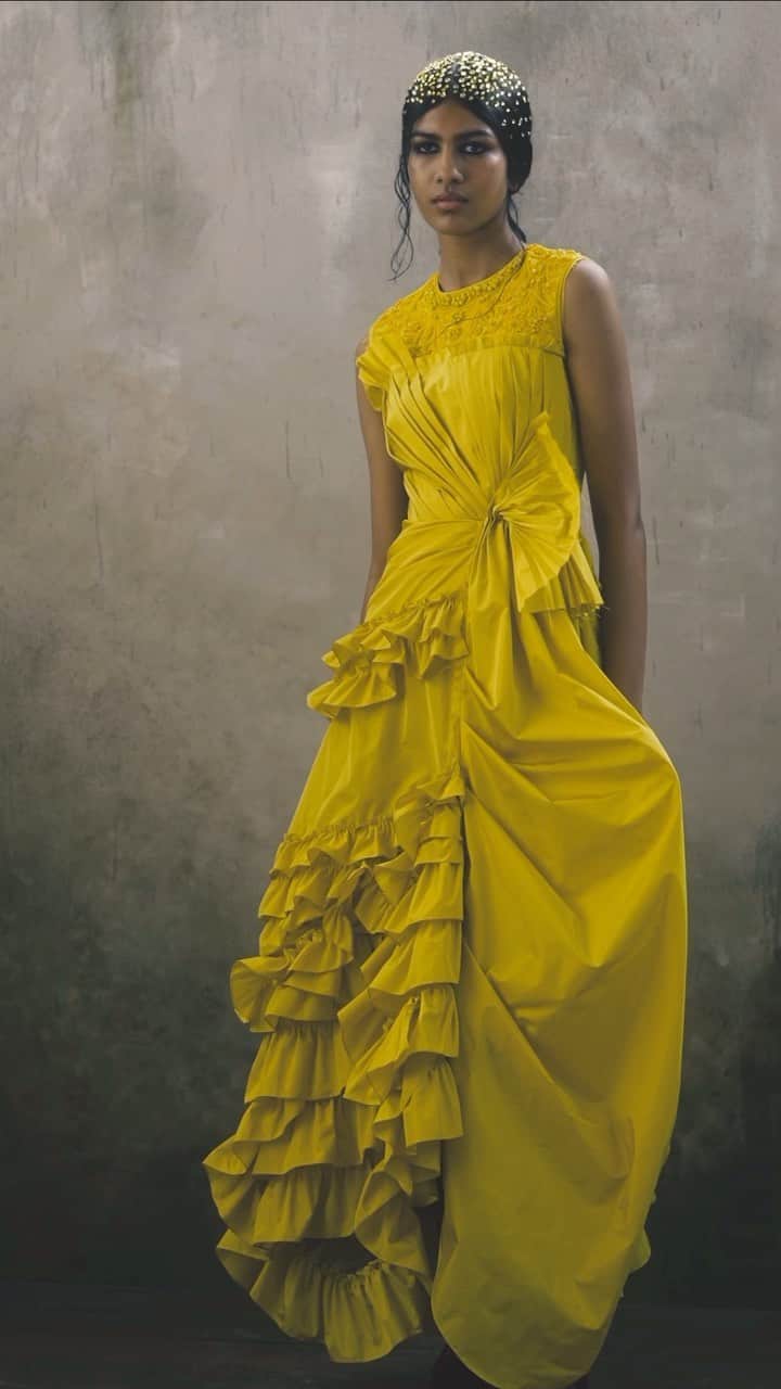 アーデムのインスタグラム：「AUTUMN WINTER 2023 - LOOK 25   Deconstructed draped Victorian bustle dress with embroidered bodice in acid yellow taffeta.   #ERDEMAW23   Styling @olaoluebiti Video @jamesthompsonlondon   #ERDEM」