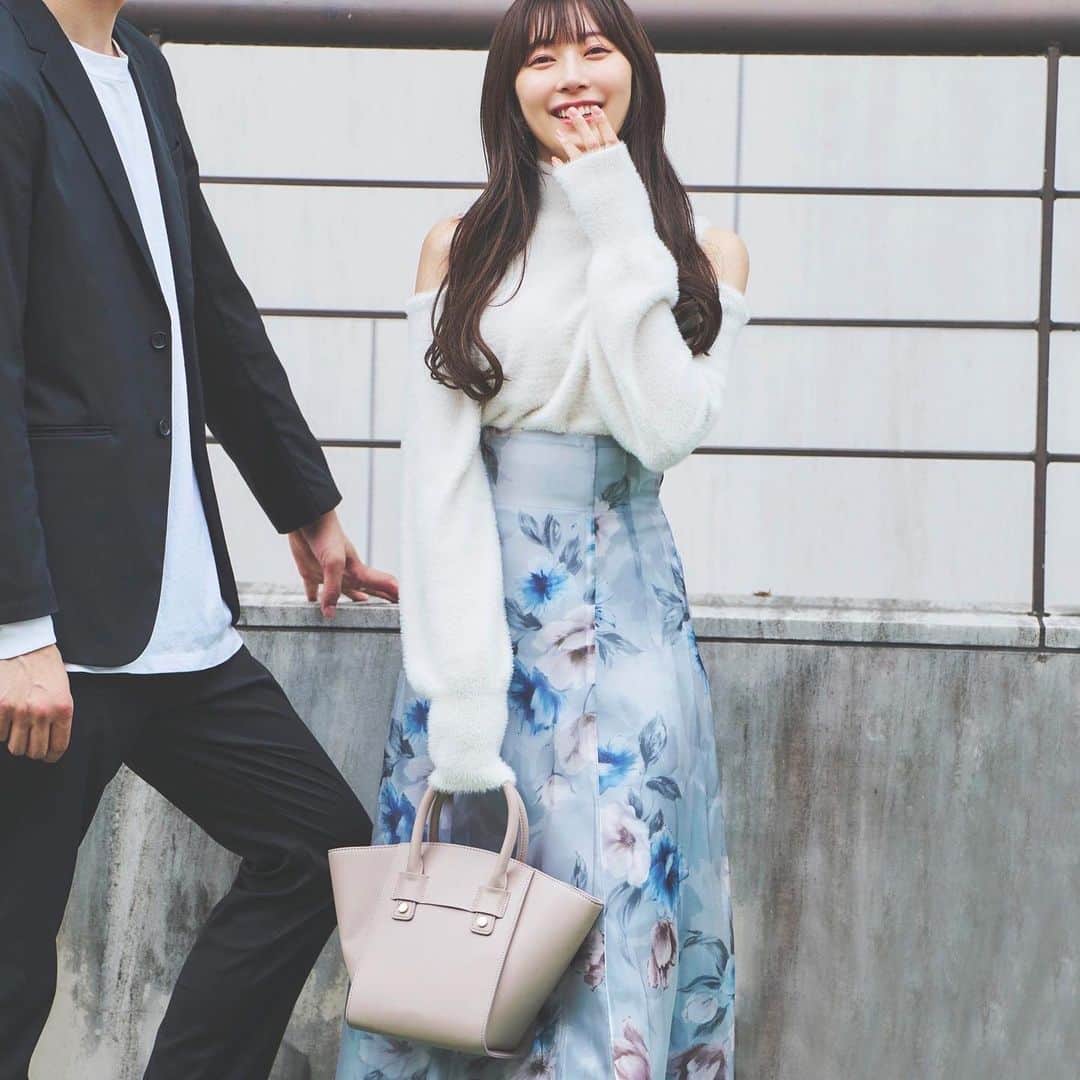 MERCURYDUOのインスタグラム：「《 WEB CATALOG INFO 》  ㅤ ✔️10.20(FRI)release!! #渡辺美優紀 さんが着るMERCURYDUOの新作コレクション公開！  “When you're ready”  上品さ漂う千鳥柄のニットワンピースに あえてオーバーサイズのジャケットを羽織ったり、  光沢感が上品な花柄スカートに さり気ない肌見せニットを合わせたコーディネートなど、  気取らないフェミニンスタイルを提案します。  このWEBマガジンだけに魅せてくれた、 渡辺美優紀さんのナチュラルな着こなしと愛くるしい表情は必見です。  ㅤ #RUNWAYchannel にて特集ページUP！ 渡辺美優紀さん着用アイテムを全店舗・WEBにて販売開始！  ———————————————  人気スタッフのコーディネートはこちら ▶︎ @mercuryduo_stylingㅤㅤㅤㅤㅤㅤ  #MERCURYDUO #マーキュリーデュオ #mercuryduo_watanabemiyuki #RUNWAYchannel #渡辺美優紀 #みるきー #ちゃぷ民  ———————————————」