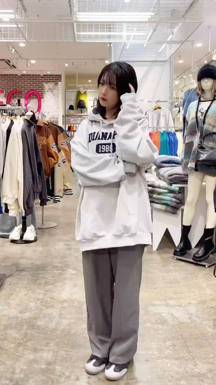 WEGOのインスタグラム：「ラフすぎない スウェットの着こなし方👕  #WEGO #ウィゴー #スウェット #スウェットコーデ #ブーツ #ブーツコーデ #秋コーデ #秋服」