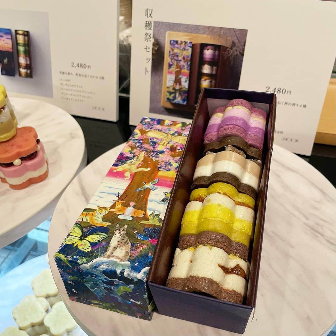 大丸神戸店のモノとコトのインスタグラム：「. まるで絵画のような進化系バターサンド🤍  〈積奏〉期間限定ショップ 📅10月24日(火)まで 📍地1階 和洋菓子売場 スイーツイベント②  バターとチーズ🧈🧀 果物、木の実にチョコレート🍎🍫 さまざまな素材を重ね合わせた季節や景色の広がりを感じるバターサンド専門店〈積奏〉が大丸神戸店に初登場😋🍃  (1枚目) ♡収穫祭セット　税込2,480円 「五郎島むらさき」「渋皮マロングラッセ」「南瓜と無花果」「メープルカシュー和栗金時」のバターサンド4種を詰め合わせた11月中旬までの特別なバターサンドセットです🍠🌰🎃  見た目やパッケージも可愛いので、手土産やギフトにもぴったりです🧡  #大丸神戸 #大丸神戸店 #大丸 #神戸 #元町 #神戸大丸 #daimarukobe #kobe #積奏 #バターサンド #スイーツ #焼き菓子 #洋菓子 #バターサンド専門店 #バターサンド好き #おやつ #手土産 #ギフト」