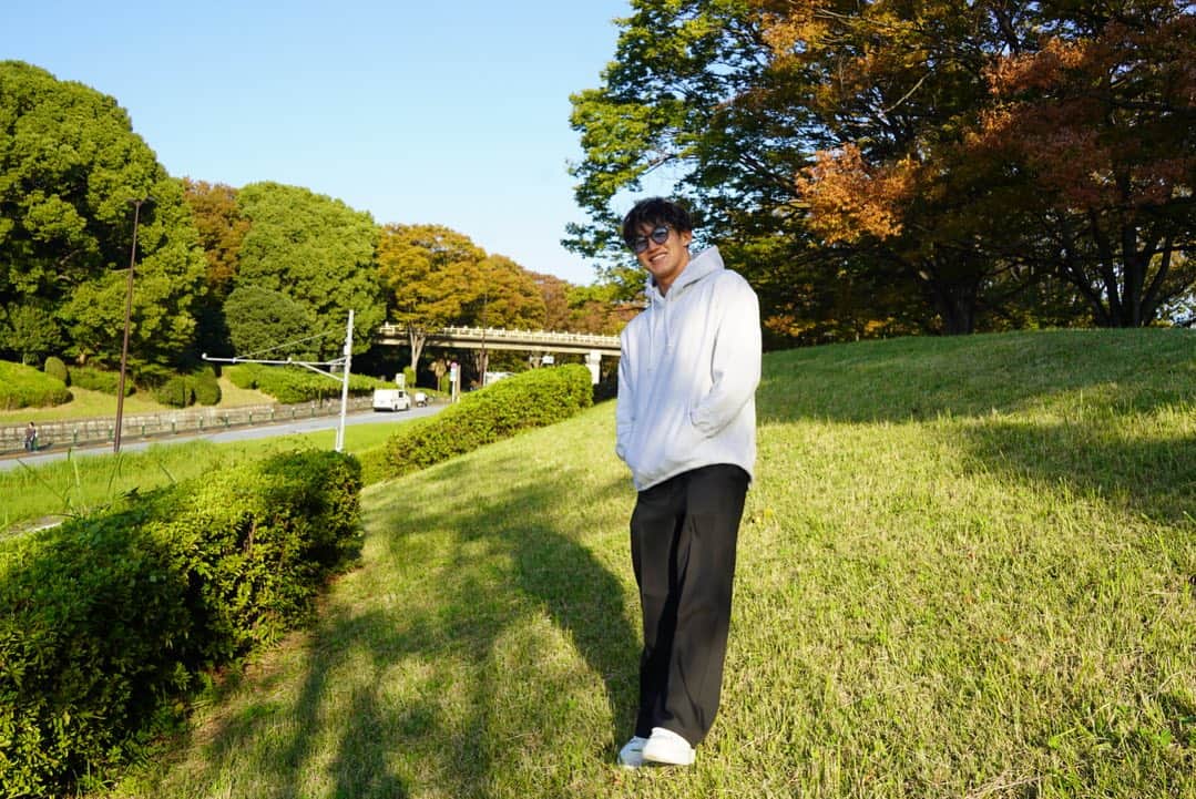 荒井陸のインスタグラム：「ふらっとcoffee飲みに行く時の☕️  hoodie: @roughwell_wear  pants: @gu_global  shoes: @prada」