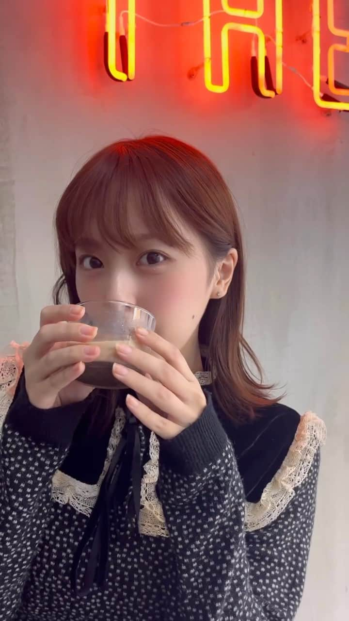 古川杏のインスタグラム：「THE LAB TOKYOで抹茶のガトーショコラたべたよー！ チャイもめっちゃ美味しくていっぱいおかわりしちゃった！  #自由が丘カフェ#カフェデート#カフェ#カフェ巡り#抹茶スイーツ#自由が丘グルメ」