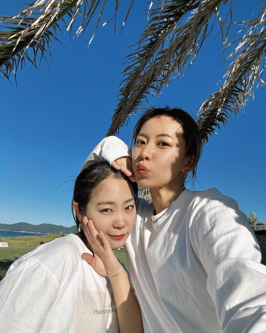 平野杏梨さんのインスタグラム写真 - (平野杏梨Instagram)「𝗭𝗲𝗽𝗵𝘆𝗿𝗮𝗻𝘁𝗵𝗲𝘀 𝘀𝗮𝗹𝗼𝗻 𝗶𝗻 𝗞𝗼𝗰𝗵𝗶 🍊🩳🍁☄️🍋🥕⛱️🟠  音楽イベントに出店させてもらいました🦋🩵🤍  @organicscience.jp のマグバームを使ってマッサージしたり、マグバームや化粧品、パックなどの販売を行いました✔️  男性が奥様へのプレゼントでご購入して下さったり、マッサージに普段行かない方が試して下さったりと、普段サロンでは出会えない方との出会いが沢山あってすごく楽しかったです☺️✨  @hatha_tumuri @tammychannn  ありがとうございましたあ〜🧡  サロンの新しい試みを応援してくれた皆様にも感謝🫶🏽  明日からは恵比寿で頑張ります🌿♡  #エステサロン#恵比寿#恵比寿エステ#グリーンピール#マグバーム#オーガニック#サロンイベント」10月22日 17時53分 - anri_hirano