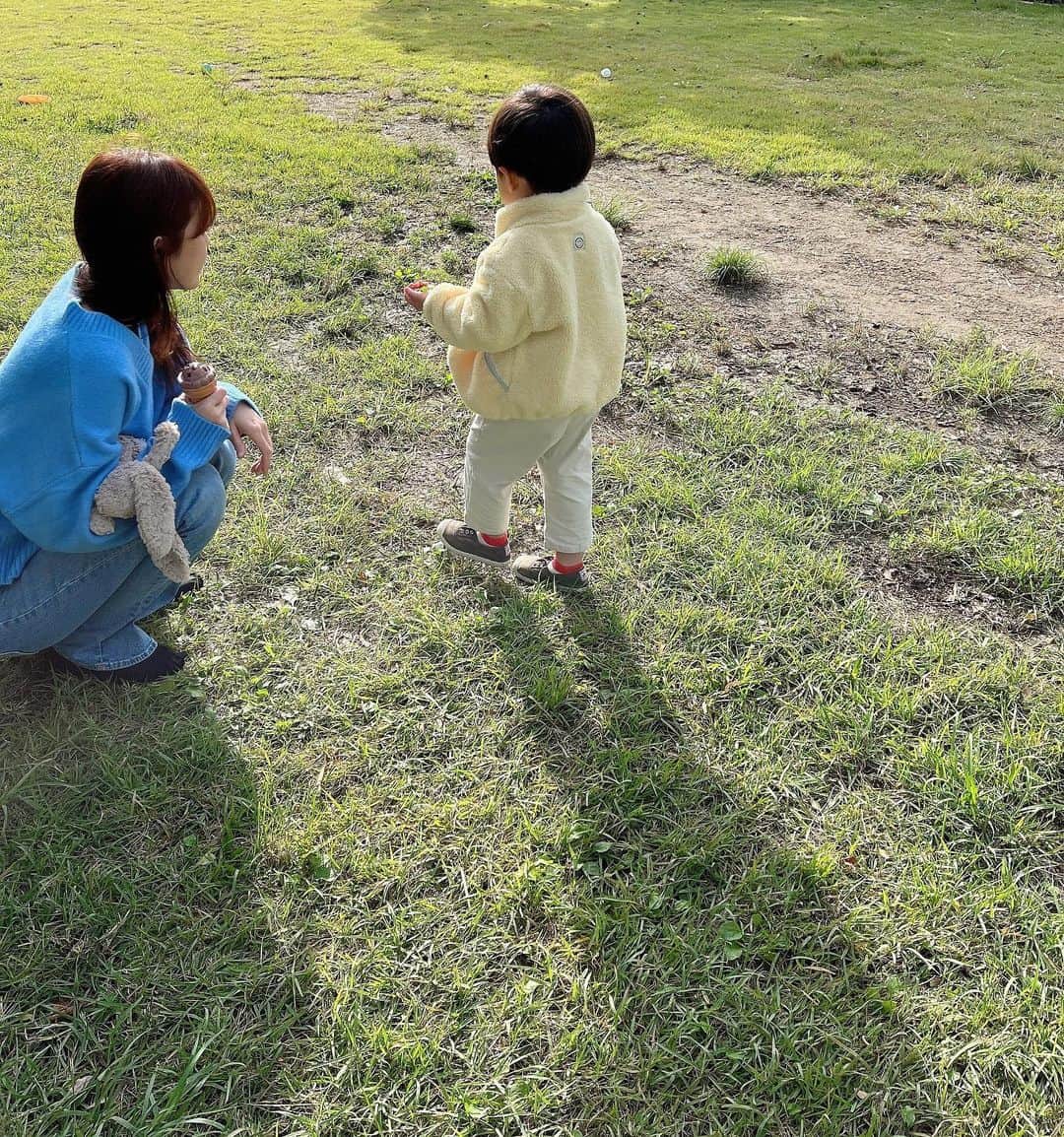 イ・ハナさんのインスタグラム写真 - (イ・ハナInstagram)「예쁜 풀잎 찾는 중🌷  동지들~ 모두 잘 있죠?  바람이 차졌어요~ 모두 따뜻이🧦」10月22日 17時54分 - finehana_