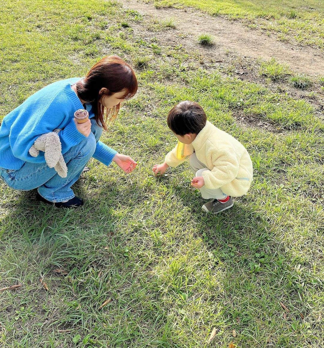 イ・ハナさんのインスタグラム写真 - (イ・ハナInstagram)「예쁜 풀잎 찾는 중🌷  동지들~ 모두 잘 있죠?  바람이 차졌어요~ 모두 따뜻이🧦」10月22日 17時54分 - finehana_