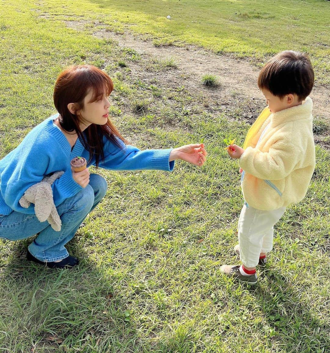 イ・ハナさんのインスタグラム写真 - (イ・ハナInstagram)「예쁜 풀잎 찾는 중🌷  동지들~ 모두 잘 있죠?  바람이 차졌어요~ 모두 따뜻이🧦」10月22日 17時54分 - finehana_