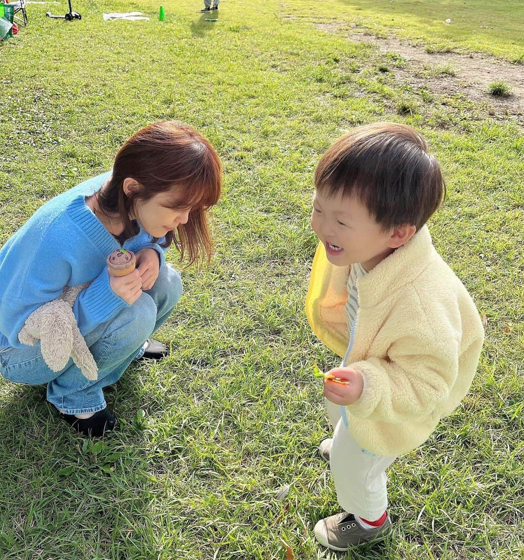 イ・ハナさんのインスタグラム写真 - (イ・ハナInstagram)「예쁜 풀잎 찾는 중🌷  동지들~ 모두 잘 있죠?  바람이 차졌어요~ 모두 따뜻이🧦」10月22日 17時54分 - finehana_