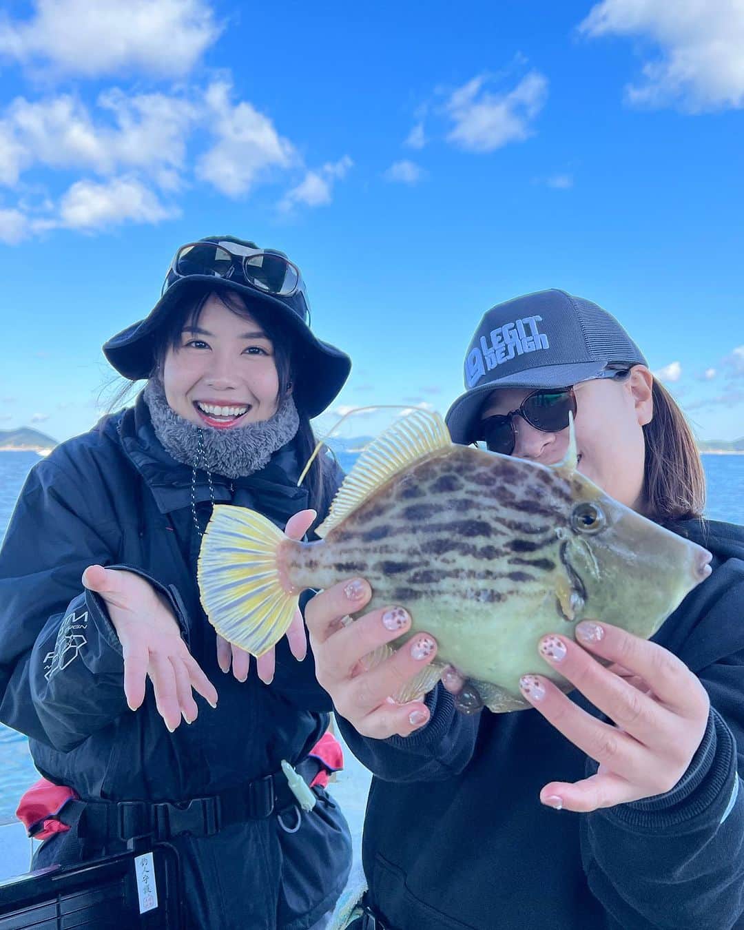 そらなさゆりさんのインスタグラム写真 - (そらなさゆりInstagram)「⁡ ⁡ ⁡ ⁡ 今年もやってきました！ 関東関西、同日開催！ 第9回女性だけのカワハギフェスタ✨ （関西は2回目） ⁡ 私は関西のMCを担当させて頂きました😊 ⁡ 昨年より募集人数も増え、計53名の方にご参加頂きました。ウエアが色とりどりで開会式から華やかです✨ ⁡ ⁡ A船とB船に分かれ、私はB船に乗船(^^) ⁡ ⁡ ワッペンサイズが賑わせてくれ、その中からお刺身サイズもいい感じに混ざりました😊 アタリも多く、特大サイズも出て大盛り上がりの大会となりました(^^) ⁡ ⁡ それにしてもみなさん本当にお上手！👏 手作りの仕掛けだったり、餌のアサリをいい感じに何かしらの液体で漬けて持参していたり！ つりジェンヌアンバサダーのゲストアングラーとして行きましたが、私が習いたいくらい笑 ⁡ ⁡ 3匹の総重量で競い合いましたが、そんな中で入賞されのは船釣り自体初めてというお客様！ 3位の方は初船釣り、レンタルタックル。 準優勝の方は1ヶ月前が初めてのカワハギ釣り。 優勝の方はご友人に借りた竿。 ⁡ ⁡ というエキスパート顔負けの結果となりました😦 釣りってこんなことがあるから面白いですよね😆 ⁡ ⁡ 『3匹の総重量』 というルールもミソだと思います✨ ⁡ ⁡ 今回の結果は 『カワハギ釣りやったことないし大会とか緊張する、、』という方に大きな勇気を与えたことでしょう！笑 未経験の方もぜひ、来年はご参加くださいませ！ レンタルタックルもありますし、景品も豪華ですよ〜！！ ⁡ ⁡ え、私？ 釣りが生業の人そらなさゆりは、3匹で295gというなんともプリティな数字をたたき出し、54人中51位という素晴らしい功績を残してきましたよ！ みんなに大きいのを釣ってもらうのがお仕事だからね！！！！( • ̀ω•́ )✧そうさ！ （お刺身サイズ釣って肝醤油でたべたかったなぁ...) ⁡ ⁡ ⁡ @三邦丸さん(和歌山県加太) ⁡ ⁡ ⁡ 【タックルデータ】 ロッド:ダイワ メタリアカワハギMHH-175-2 リール:ダイワ 紅牙IC100PL-RM PE:サンライン ボートファンPE 0.8号 仕掛け:ヤマシタ 針5号 エサ:マルキュー くわせ生アサリ ⁡ ⁡ #釣り #fishing #カワハギ #カワハギ釣り #和歌山  #加太 #三邦丸 #つりジェンヌ #女性だけのカワハギ大会 #SUNLINE #daiwa #hapyson #shipsmast #マルキュー」10月22日 17時56分 - sayuri_solana