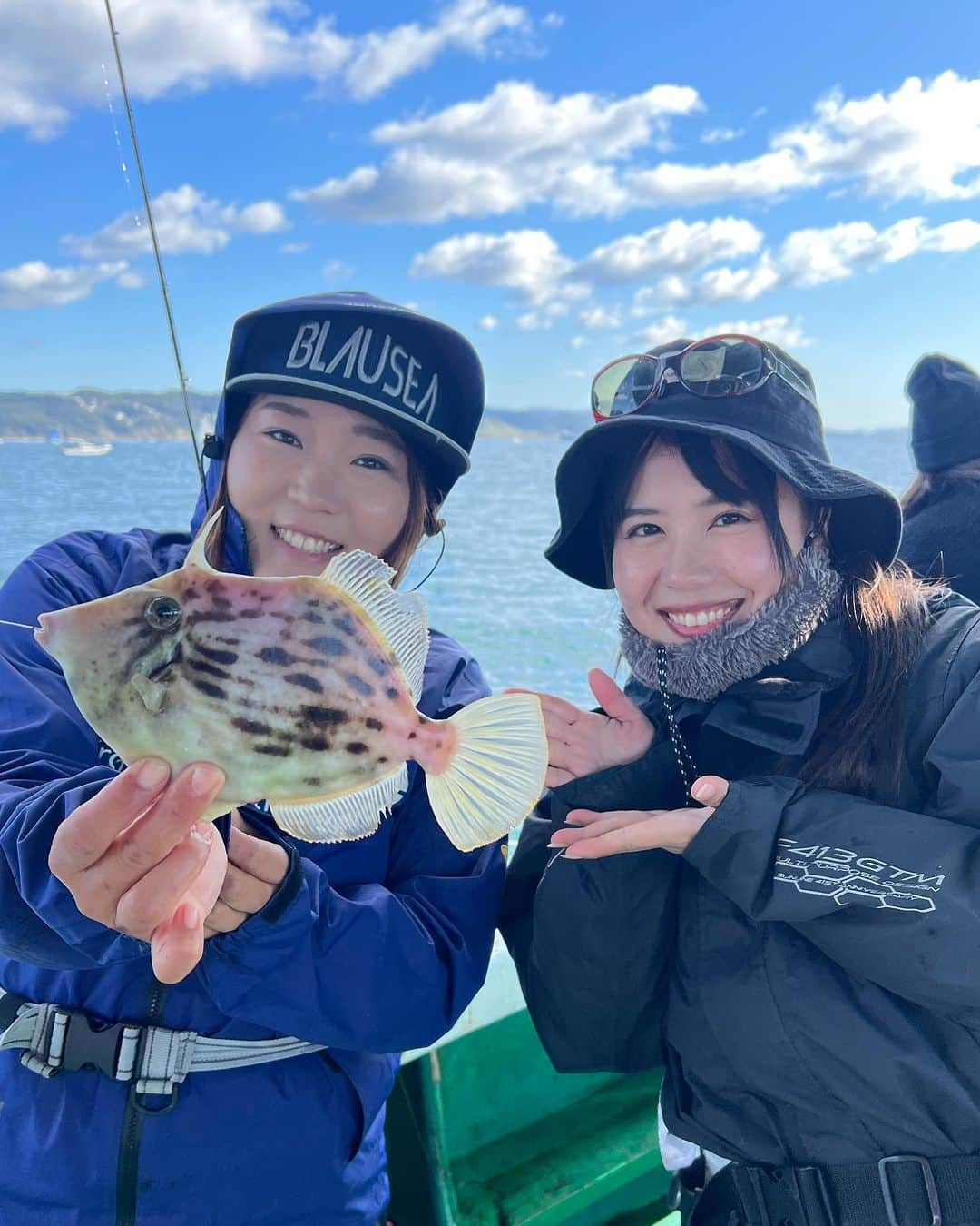 そらなさゆりさんのインスタグラム写真 - (そらなさゆりInstagram)「⁡ ⁡ ⁡ ⁡ 今年もやってきました！ 関東関西、同日開催！ 第9回女性だけのカワハギフェスタ✨ （関西は2回目） ⁡ 私は関西のMCを担当させて頂きました😊 ⁡ 昨年より募集人数も増え、計53名の方にご参加頂きました。ウエアが色とりどりで開会式から華やかです✨ ⁡ ⁡ A船とB船に分かれ、私はB船に乗船(^^) ⁡ ⁡ ワッペンサイズが賑わせてくれ、その中からお刺身サイズもいい感じに混ざりました😊 アタリも多く、特大サイズも出て大盛り上がりの大会となりました(^^) ⁡ ⁡ それにしてもみなさん本当にお上手！👏 手作りの仕掛けだったり、餌のアサリをいい感じに何かしらの液体で漬けて持参していたり！ つりジェンヌアンバサダーのゲストアングラーとして行きましたが、私が習いたいくらい笑 ⁡ ⁡ 3匹の総重量で競い合いましたが、そんな中で入賞されのは船釣り自体初めてというお客様！ 3位の方は初船釣り、レンタルタックル。 準優勝の方は1ヶ月前が初めてのカワハギ釣り。 優勝の方はご友人に借りた竿。 ⁡ ⁡ というエキスパート顔負けの結果となりました😦 釣りってこんなことがあるから面白いですよね😆 ⁡ ⁡ 『3匹の総重量』 というルールもミソだと思います✨ ⁡ ⁡ 今回の結果は 『カワハギ釣りやったことないし大会とか緊張する、、』という方に大きな勇気を与えたことでしょう！笑 未経験の方もぜひ、来年はご参加くださいませ！ レンタルタックルもありますし、景品も豪華ですよ〜！！ ⁡ ⁡ え、私？ 釣りが生業の人そらなさゆりは、3匹で295gというなんともプリティな数字をたたき出し、54人中51位という素晴らしい功績を残してきましたよ！ みんなに大きいのを釣ってもらうのがお仕事だからね！！！！( • ̀ω•́ )✧そうさ！ （お刺身サイズ釣って肝醤油でたべたかったなぁ...) ⁡ ⁡ ⁡ @三邦丸さん(和歌山県加太) ⁡ ⁡ ⁡ 【タックルデータ】 ロッド:ダイワ メタリアカワハギMHH-175-2 リール:ダイワ 紅牙IC100PL-RM PE:サンライン ボートファンPE 0.8号 仕掛け:ヤマシタ 針5号 エサ:マルキュー くわせ生アサリ ⁡ ⁡ #釣り #fishing #カワハギ #カワハギ釣り #和歌山  #加太 #三邦丸 #つりジェンヌ #女性だけのカワハギ大会 #SUNLINE #daiwa #hapyson #shipsmast #マルキュー」10月22日 17時56分 - sayuri_solana