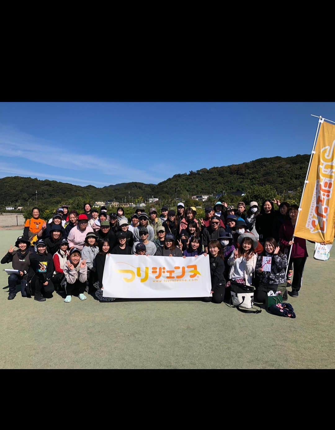 そらなさゆりさんのインスタグラム写真 - (そらなさゆりInstagram)「⁡ ⁡ ⁡ ⁡ 今年もやってきました！ 関東関西、同日開催！ 第9回女性だけのカワハギフェスタ✨ （関西は2回目） ⁡ 私は関西のMCを担当させて頂きました😊 ⁡ 昨年より募集人数も増え、計53名の方にご参加頂きました。ウエアが色とりどりで開会式から華やかです✨ ⁡ ⁡ A船とB船に分かれ、私はB船に乗船(^^) ⁡ ⁡ ワッペンサイズが賑わせてくれ、その中からお刺身サイズもいい感じに混ざりました😊 アタリも多く、特大サイズも出て大盛り上がりの大会となりました(^^) ⁡ ⁡ それにしてもみなさん本当にお上手！👏 手作りの仕掛けだったり、餌のアサリをいい感じに何かしらの液体で漬けて持参していたり！ つりジェンヌアンバサダーのゲストアングラーとして行きましたが、私が習いたいくらい笑 ⁡ ⁡ 3匹の総重量で競い合いましたが、そんな中で入賞されのは船釣り自体初めてというお客様！ 3位の方は初船釣り、レンタルタックル。 準優勝の方は1ヶ月前が初めてのカワハギ釣り。 優勝の方はご友人に借りた竿。 ⁡ ⁡ というエキスパート顔負けの結果となりました😦 釣りってこんなことがあるから面白いですよね😆 ⁡ ⁡ 『3匹の総重量』 というルールもミソだと思います✨ ⁡ ⁡ 今回の結果は 『カワハギ釣りやったことないし大会とか緊張する、、』という方に大きな勇気を与えたことでしょう！笑 未経験の方もぜひ、来年はご参加くださいませ！ レンタルタックルもありますし、景品も豪華ですよ〜！！ ⁡ ⁡ え、私？ 釣りが生業の人そらなさゆりは、3匹で295gというなんともプリティな数字をたたき出し、54人中51位という素晴らしい功績を残してきましたよ！ みんなに大きいのを釣ってもらうのがお仕事だからね！！！！( • ̀ω•́ )✧そうさ！ （お刺身サイズ釣って肝醤油でたべたかったなぁ...) ⁡ ⁡ ⁡ @三邦丸さん(和歌山県加太) ⁡ ⁡ ⁡ 【タックルデータ】 ロッド:ダイワ メタリアカワハギMHH-175-2 リール:ダイワ 紅牙IC100PL-RM PE:サンライン ボートファンPE 0.8号 仕掛け:ヤマシタ 針5号 エサ:マルキュー くわせ生アサリ ⁡ ⁡ #釣り #fishing #カワハギ #カワハギ釣り #和歌山  #加太 #三邦丸 #つりジェンヌ #女性だけのカワハギ大会 #SUNLINE #daiwa #hapyson #shipsmast #マルキュー」10月22日 17時56分 - sayuri_solana