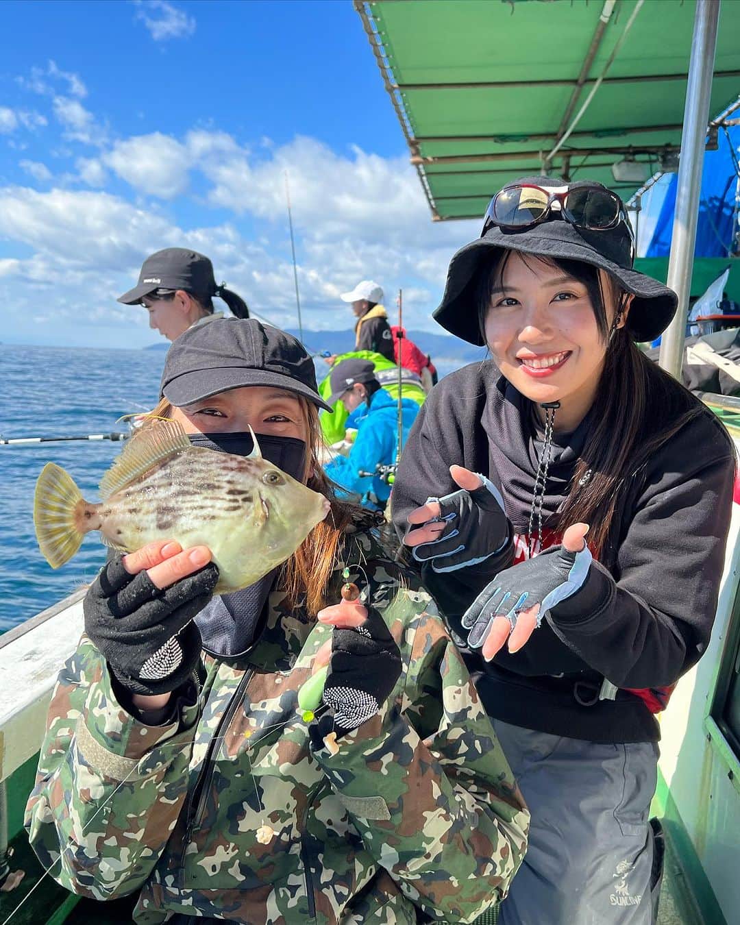 そらなさゆりさんのインスタグラム写真 - (そらなさゆりInstagram)「⁡ ⁡ ⁡ ⁡ 今年もやってきました！ 関東関西、同日開催！ 第9回女性だけのカワハギフェスタ✨ （関西は2回目） ⁡ 私は関西のMCを担当させて頂きました😊 ⁡ 昨年より募集人数も増え、計53名の方にご参加頂きました。ウエアが色とりどりで開会式から華やかです✨ ⁡ ⁡ A船とB船に分かれ、私はB船に乗船(^^) ⁡ ⁡ ワッペンサイズが賑わせてくれ、その中からお刺身サイズもいい感じに混ざりました😊 アタリも多く、特大サイズも出て大盛り上がりの大会となりました(^^) ⁡ ⁡ それにしてもみなさん本当にお上手！👏 手作りの仕掛けだったり、餌のアサリをいい感じに何かしらの液体で漬けて持参していたり！ つりジェンヌアンバサダーのゲストアングラーとして行きましたが、私が習いたいくらい笑 ⁡ ⁡ 3匹の総重量で競い合いましたが、そんな中で入賞されのは船釣り自体初めてというお客様！ 3位の方は初船釣り、レンタルタックル。 準優勝の方は1ヶ月前が初めてのカワハギ釣り。 優勝の方はご友人に借りた竿。 ⁡ ⁡ というエキスパート顔負けの結果となりました😦 釣りってこんなことがあるから面白いですよね😆 ⁡ ⁡ 『3匹の総重量』 というルールもミソだと思います✨ ⁡ ⁡ 今回の結果は 『カワハギ釣りやったことないし大会とか緊張する、、』という方に大きな勇気を与えたことでしょう！笑 未経験の方もぜひ、来年はご参加くださいませ！ レンタルタックルもありますし、景品も豪華ですよ〜！！ ⁡ ⁡ え、私？ 釣りが生業の人そらなさゆりは、3匹で295gというなんともプリティな数字をたたき出し、54人中51位という素晴らしい功績を残してきましたよ！ みんなに大きいのを釣ってもらうのがお仕事だからね！！！！( • ̀ω•́ )✧そうさ！ （お刺身サイズ釣って肝醤油でたべたかったなぁ...) ⁡ ⁡ ⁡ @三邦丸さん(和歌山県加太) ⁡ ⁡ ⁡ 【タックルデータ】 ロッド:ダイワ メタリアカワハギMHH-175-2 リール:ダイワ 紅牙IC100PL-RM PE:サンライン ボートファンPE 0.8号 仕掛け:ヤマシタ 針5号 エサ:マルキュー くわせ生アサリ ⁡ ⁡ #釣り #fishing #カワハギ #カワハギ釣り #和歌山  #加太 #三邦丸 #つりジェンヌ #女性だけのカワハギ大会 #SUNLINE #daiwa #hapyson #shipsmast #マルキュー」10月22日 17時56分 - sayuri_solana