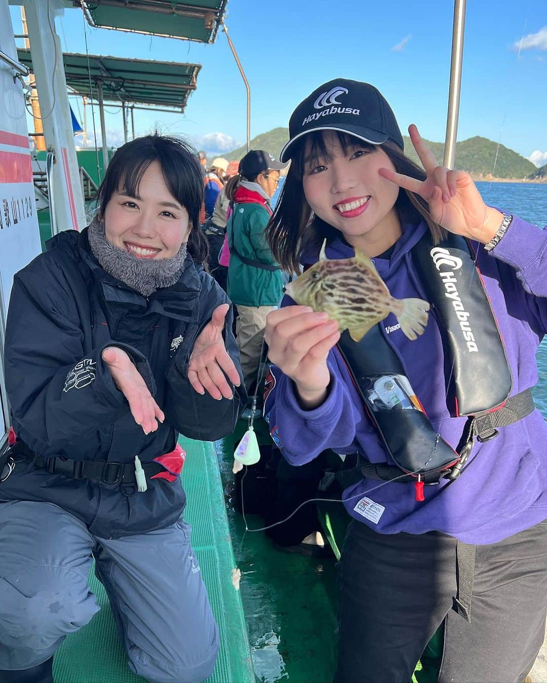 そらなさゆりさんのインスタグラム写真 - (そらなさゆりInstagram)「⁡ ⁡ ⁡ ⁡ 今年もやってきました！ 関東関西、同日開催！ 第9回女性だけのカワハギフェスタ✨ （関西は2回目） ⁡ 私は関西のMCを担当させて頂きました😊 ⁡ 昨年より募集人数も増え、計53名の方にご参加頂きました。ウエアが色とりどりで開会式から華やかです✨ ⁡ ⁡ A船とB船に分かれ、私はB船に乗船(^^) ⁡ ⁡ ワッペンサイズが賑わせてくれ、その中からお刺身サイズもいい感じに混ざりました😊 アタリも多く、特大サイズも出て大盛り上がりの大会となりました(^^) ⁡ ⁡ それにしてもみなさん本当にお上手！👏 手作りの仕掛けだったり、餌のアサリをいい感じに何かしらの液体で漬けて持参していたり！ つりジェンヌアンバサダーのゲストアングラーとして行きましたが、私が習いたいくらい笑 ⁡ ⁡ 3匹の総重量で競い合いましたが、そんな中で入賞されのは船釣り自体初めてというお客様！ 3位の方は初船釣り、レンタルタックル。 準優勝の方は1ヶ月前が初めてのカワハギ釣り。 優勝の方はご友人に借りた竿。 ⁡ ⁡ というエキスパート顔負けの結果となりました😦 釣りってこんなことがあるから面白いですよね😆 ⁡ ⁡ 『3匹の総重量』 というルールもミソだと思います✨ ⁡ ⁡ 今回の結果は 『カワハギ釣りやったことないし大会とか緊張する、、』という方に大きな勇気を与えたことでしょう！笑 未経験の方もぜひ、来年はご参加くださいませ！ レンタルタックルもありますし、景品も豪華ですよ〜！！ ⁡ ⁡ え、私？ 釣りが生業の人そらなさゆりは、3匹で295gというなんともプリティな数字をたたき出し、54人中51位という素晴らしい功績を残してきましたよ！ みんなに大きいのを釣ってもらうのがお仕事だからね！！！！( • ̀ω•́ )✧そうさ！ （お刺身サイズ釣って肝醤油でたべたかったなぁ...) ⁡ ⁡ ⁡ @三邦丸さん(和歌山県加太) ⁡ ⁡ ⁡ 【タックルデータ】 ロッド:ダイワ メタリアカワハギMHH-175-2 リール:ダイワ 紅牙IC100PL-RM PE:サンライン ボートファンPE 0.8号 仕掛け:ヤマシタ 針5号 エサ:マルキュー くわせ生アサリ ⁡ ⁡ #釣り #fishing #カワハギ #カワハギ釣り #和歌山  #加太 #三邦丸 #つりジェンヌ #女性だけのカワハギ大会 #SUNLINE #daiwa #hapyson #shipsmast #マルキュー」10月22日 17時56分 - sayuri_solana